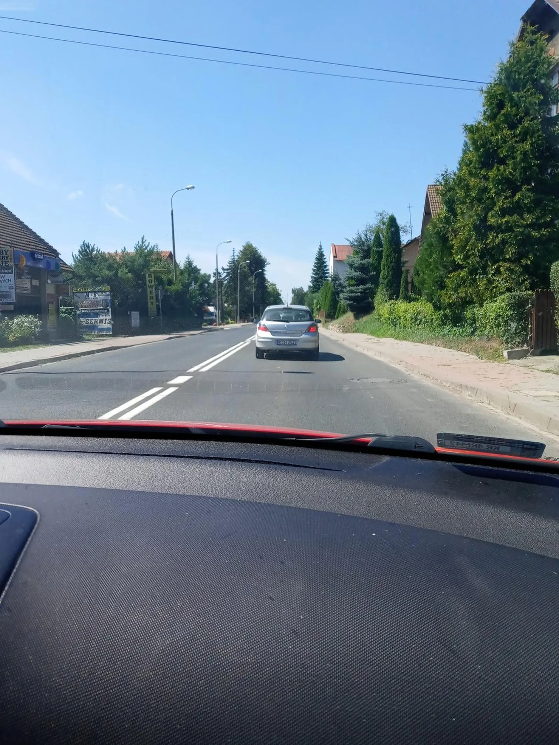 Gnój wychamował na środku drogi, na głównej i odrazu włączył awaryjki,  parę centów brakowało a z tyłu motocykl jechał, uważajcie mordeczki to jest stary dziad, nwm ile on jeździ ale prawo jazdy chyba loterię wygrał, mam nagranie