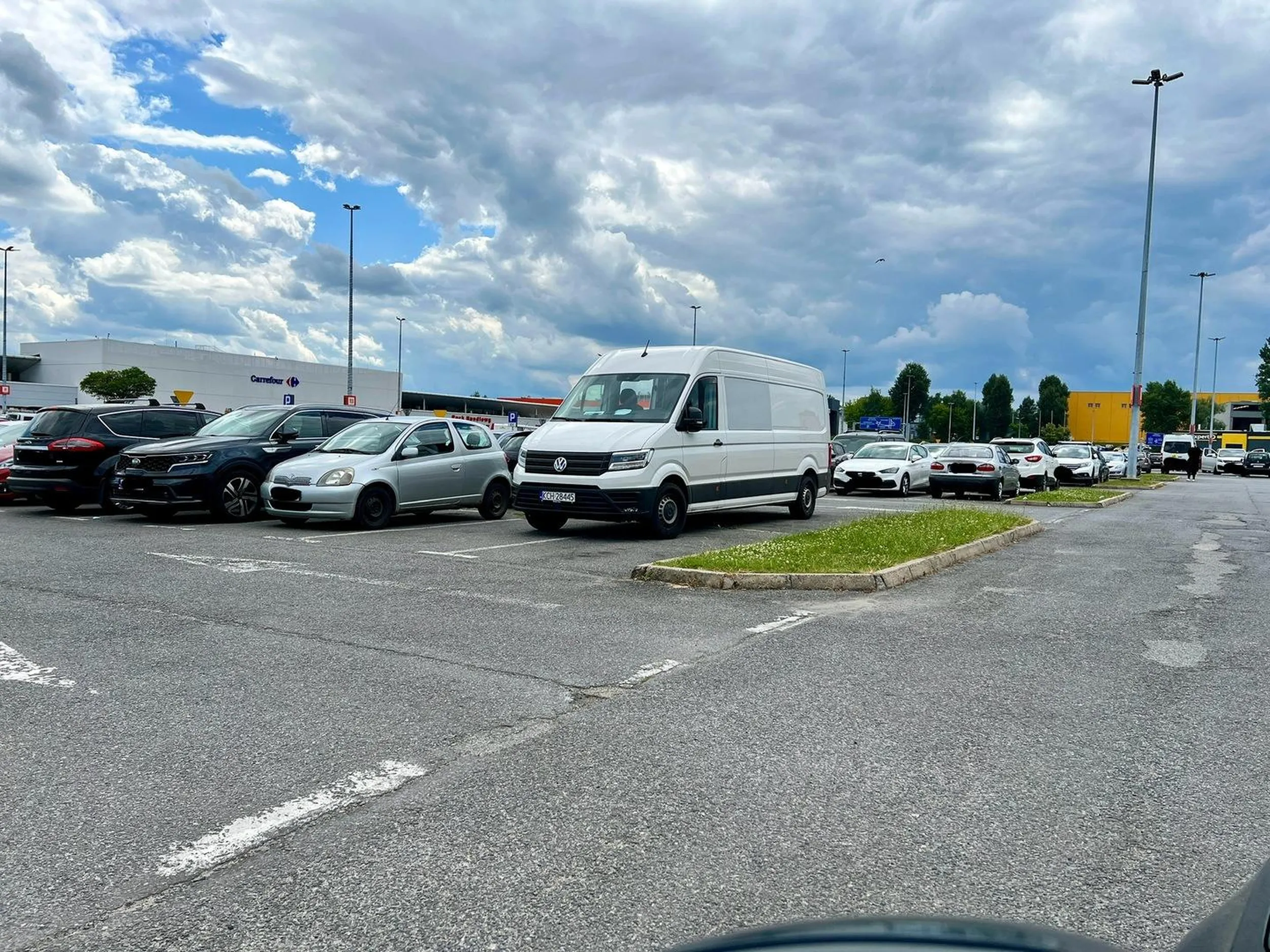 W życiu widziałem wiele, ale tak posadzonego buraka z Chrzanowa na 4 miejscach parkującego pod marketem jeszcze nie.