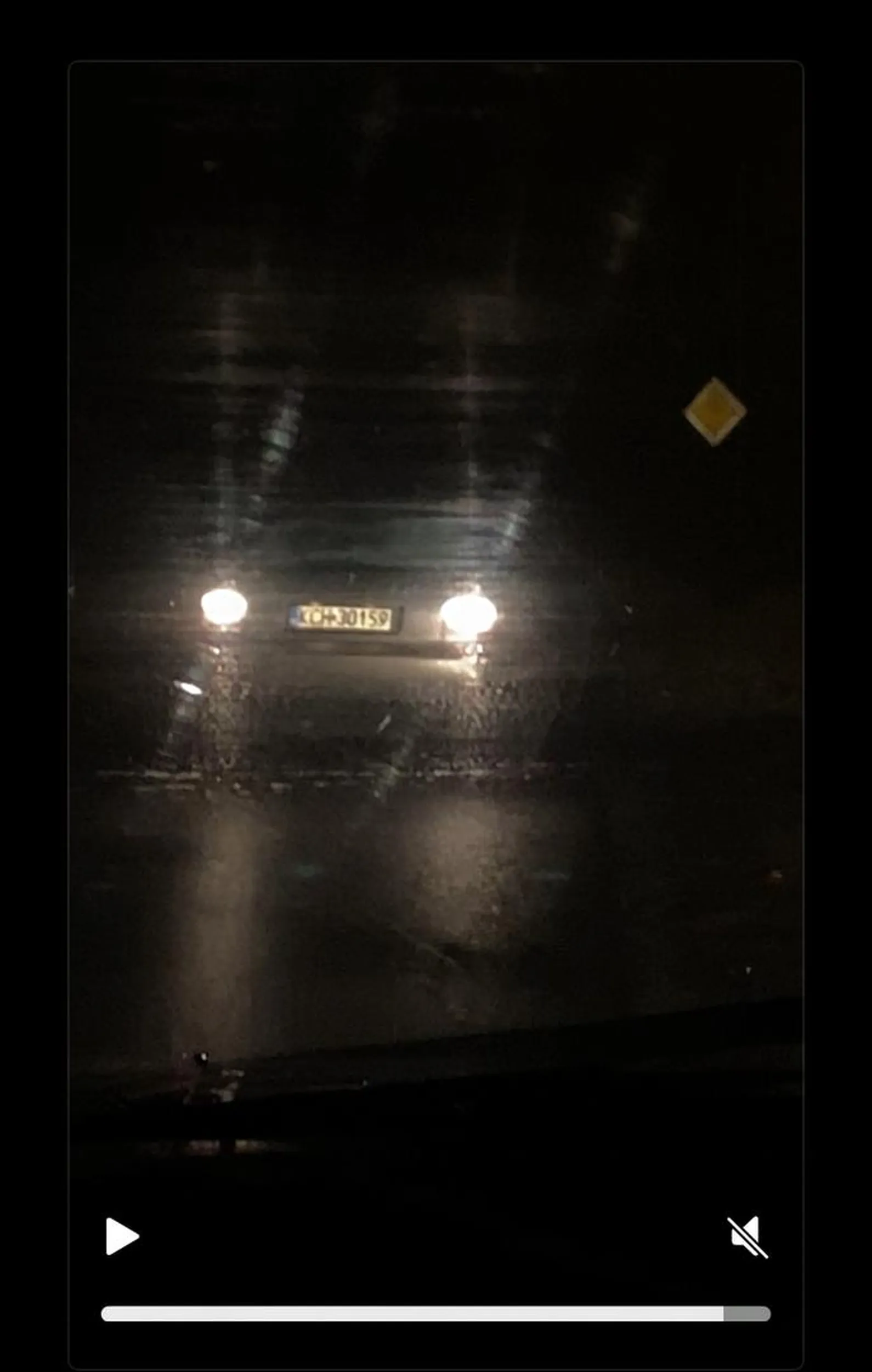 Ładnie to tak w środku nocy drogę zastawiać młodej dziewczynie? Nie potrzebowałam pomocy a nawet jeśli, to napewno nie od dwóch napakowanych gości perfidnie stających na środku ulicy z otwartymi przednimi drzwiami bez możliwości przejazdu. A jeszcze z początku staliście na poboczu, jak ja, skąd wziął się zatem pomysł na to zastawianie drogi? W moim małym nie znaleźlibyście nic cenniejszego niż skrobaczka do szyb ;) Dobrze, że chodnik był wolny a moja reakcja szybka, miłych łowów.