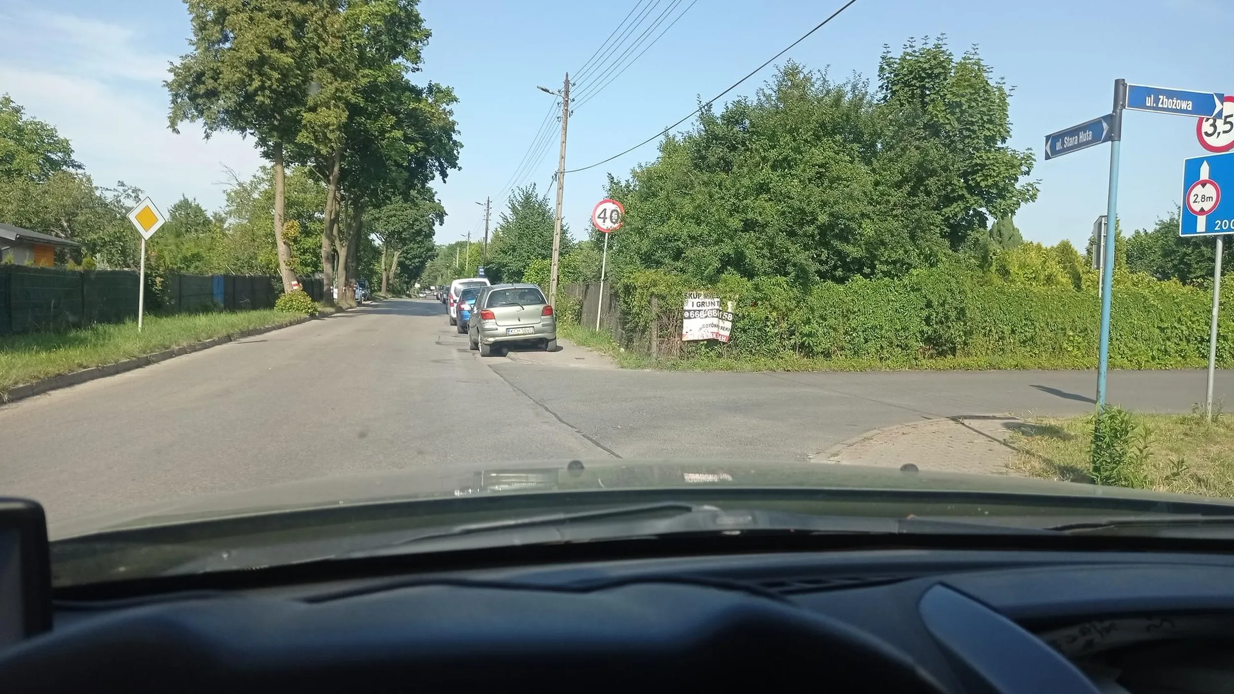 Ze zbożowej w kch nie da się wyjechać bo panicz musi stać na skrzyżowaniu. To że sra na pieszych i chodnik to jego parking pod działką to standard u tych baranów