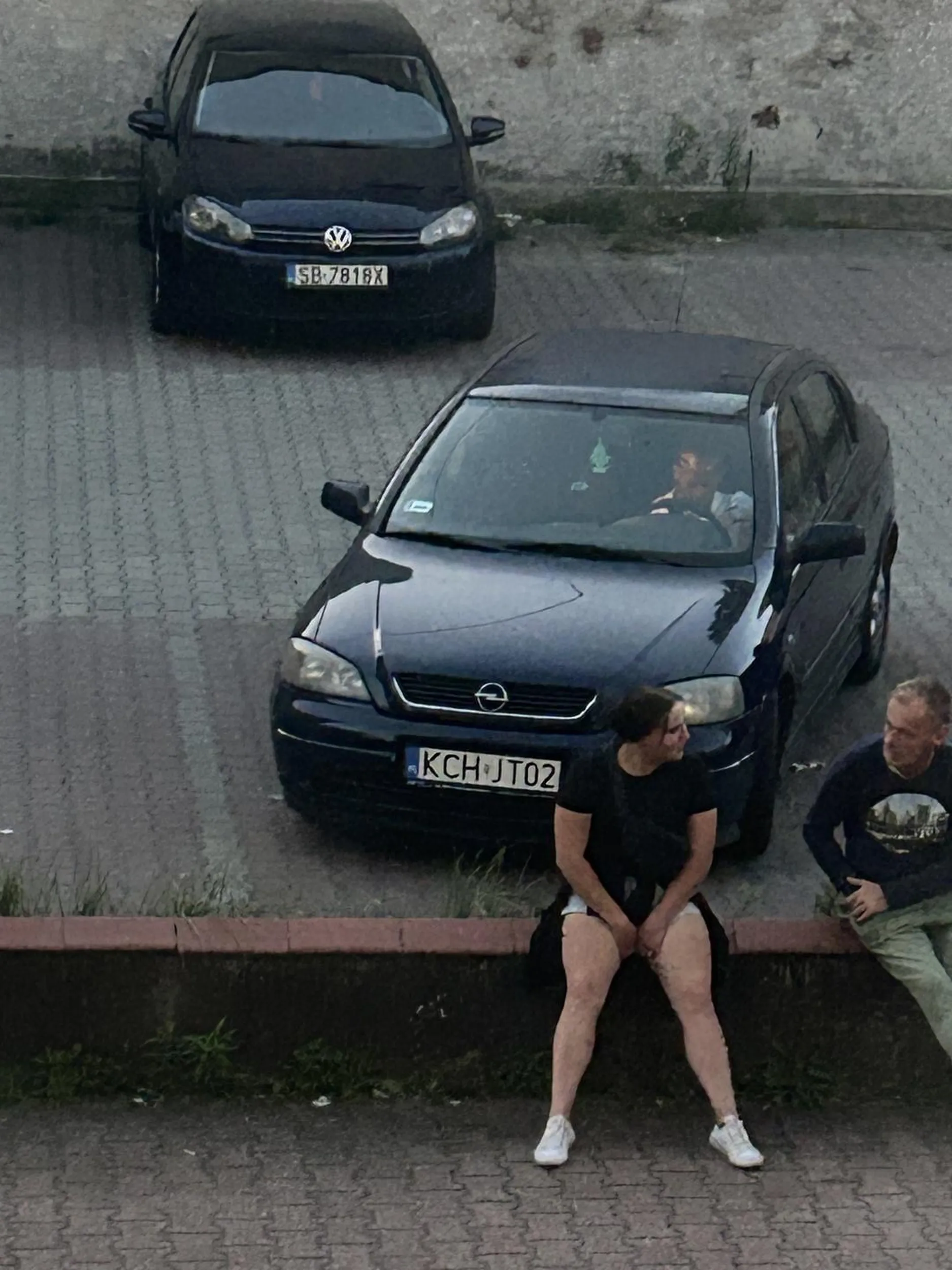 To nie jest parking dla klientów klubu. Następnym razem założę blokadę na koło! I naucz się parkować bez wyjeżdżania za linie!