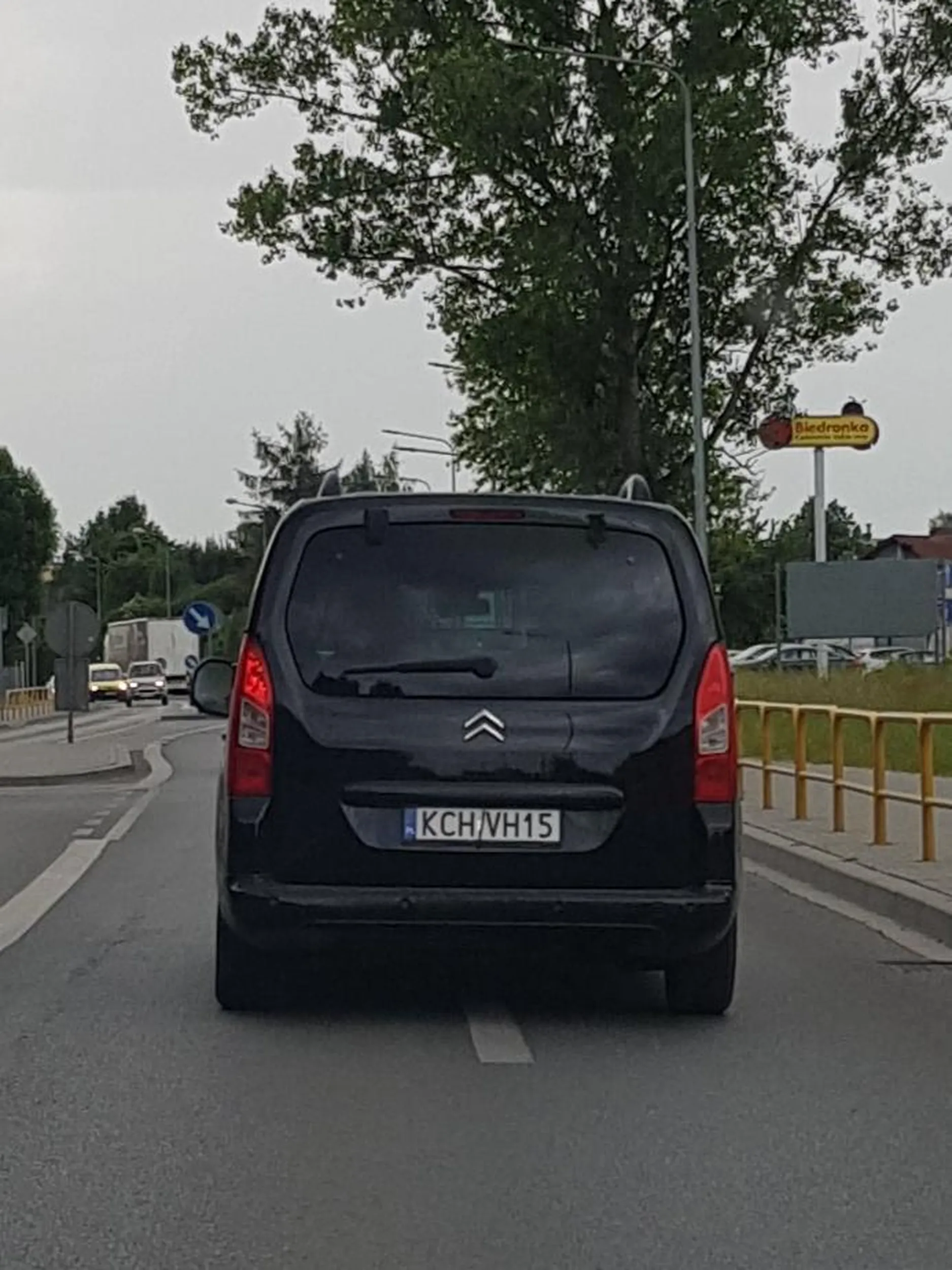 Znak STOP nie obowiązuje ty umysłowa amebo? Nastepnym razem zrobie ci z dupy garaż