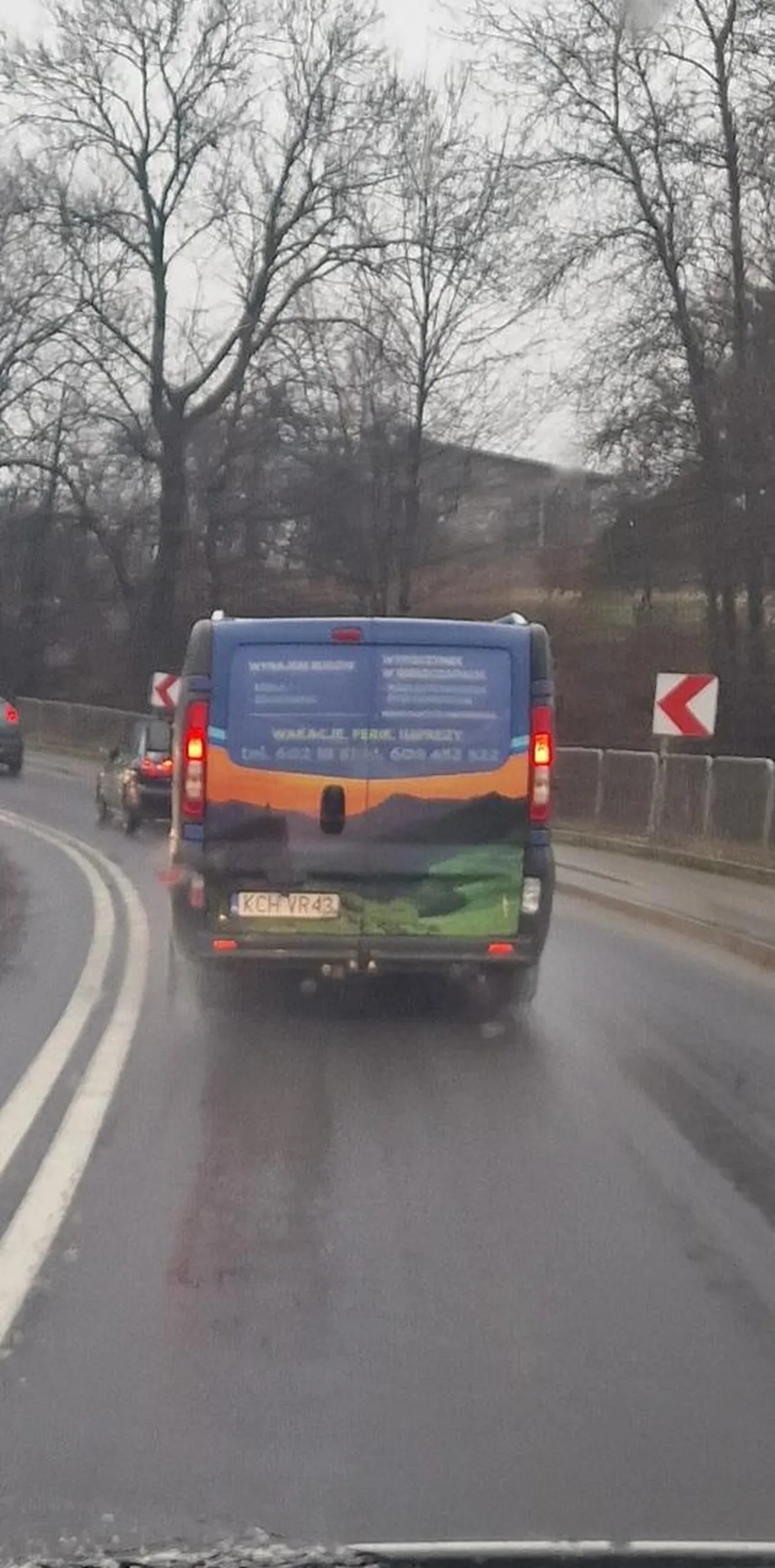 stwarza zagrożenie drogowe !!