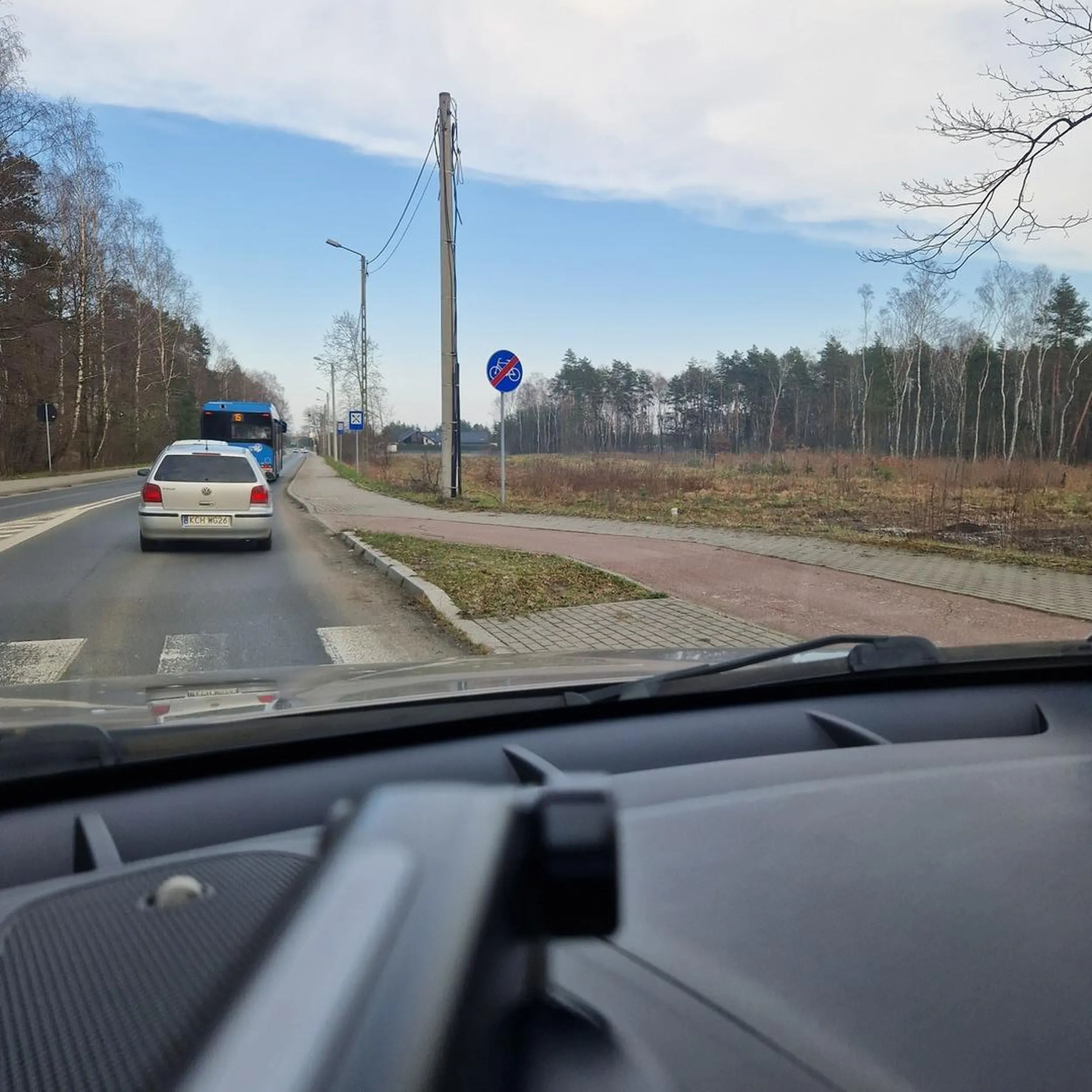 kierowca tak pędził po rozum do głowy że rozpoczął manewr wyprzedzania mnie i autobusu mimo auta z przeciwka. Gdyby nie moje dohamowanie podczas wyprzedzania mnie to doszłoby do spektakularnej czołówki. Za takie manewry prawko do odebrania