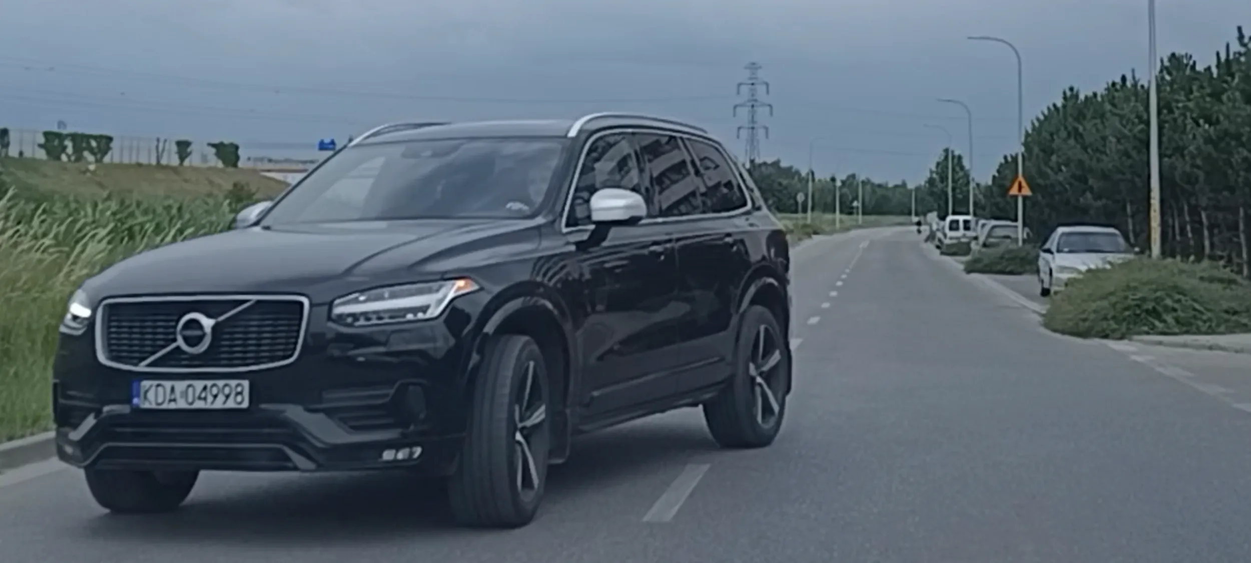 Bandytka drogowa wymusza pierwszeństwo z prawej strony  włączając się ślamazarnie  do ruchu z drogi podporządkowanej, wewnątrznej osiedlowej. Prawie by był dzwon