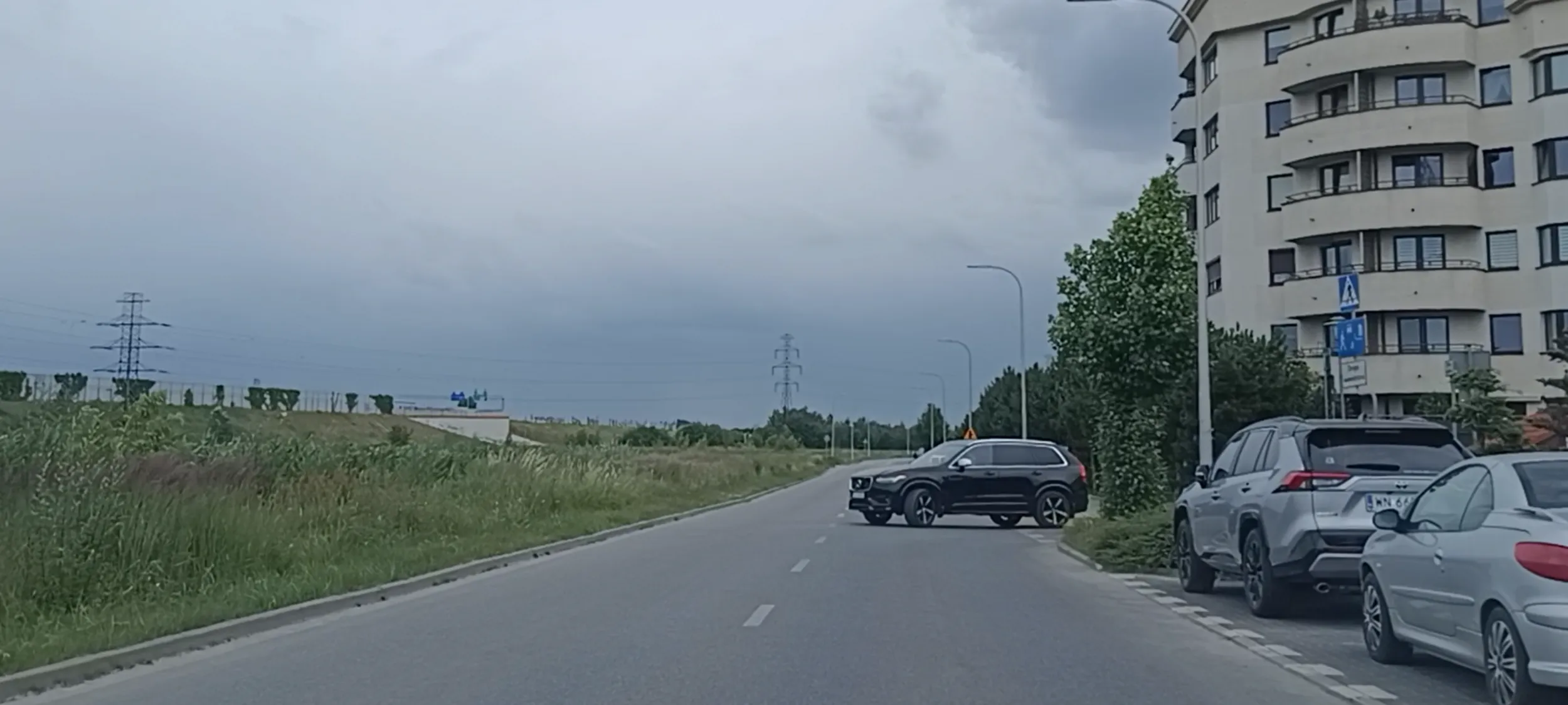 Bandytka drogowa wymusza pierwszeństwo z prawej strony  włączając się ślamazarnie  do ruchu z drogi podporządkowanej, wewnątrznej osiedlowej. Prawie by był dzwon