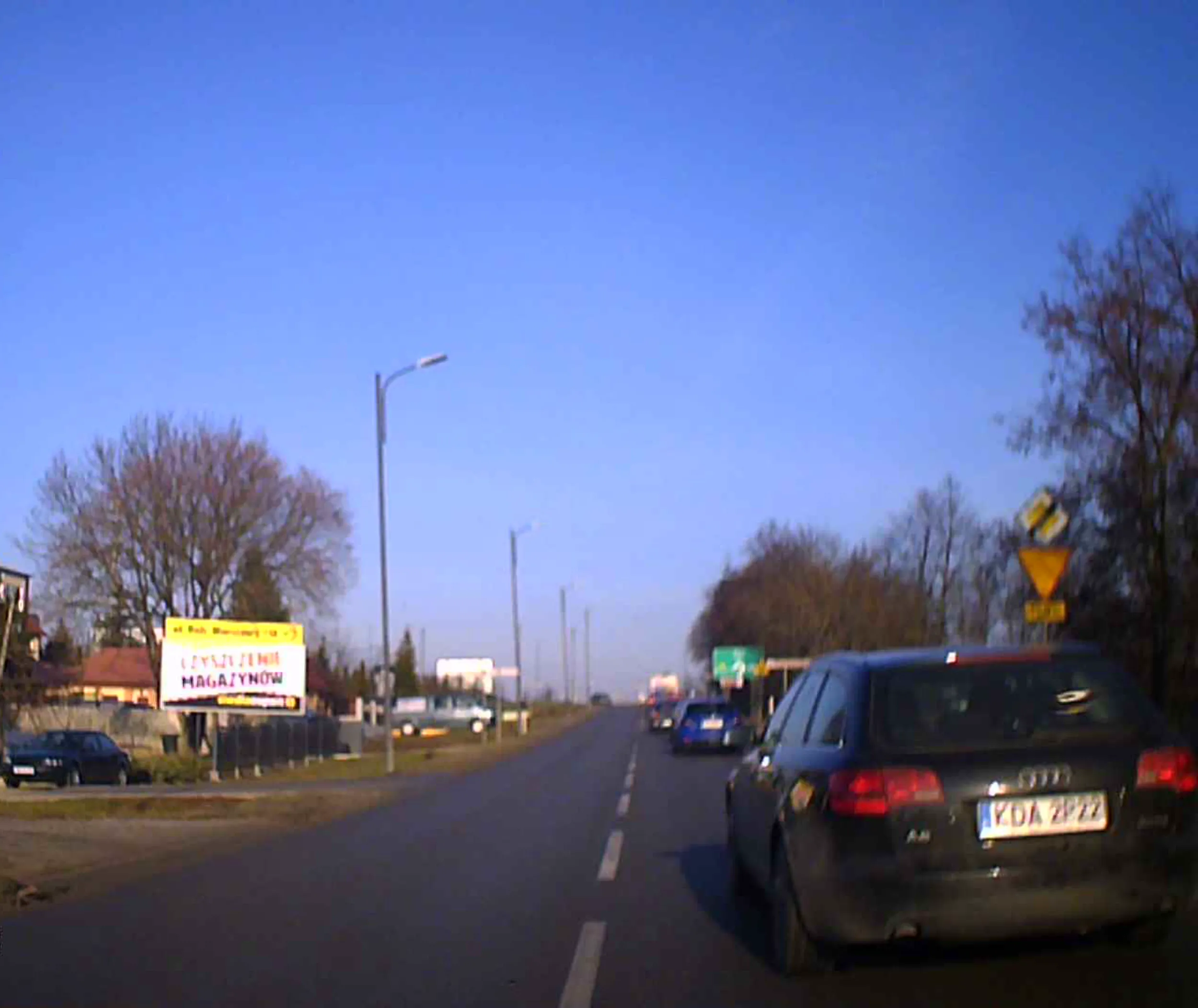 Kur.o widzisz jakieś zjawy, że takie odstępy robisz? A po drugie nie przyspieszaj, gdy ktoś chce Cię wyprzedzić, bo nagranie pójdzie dalej.