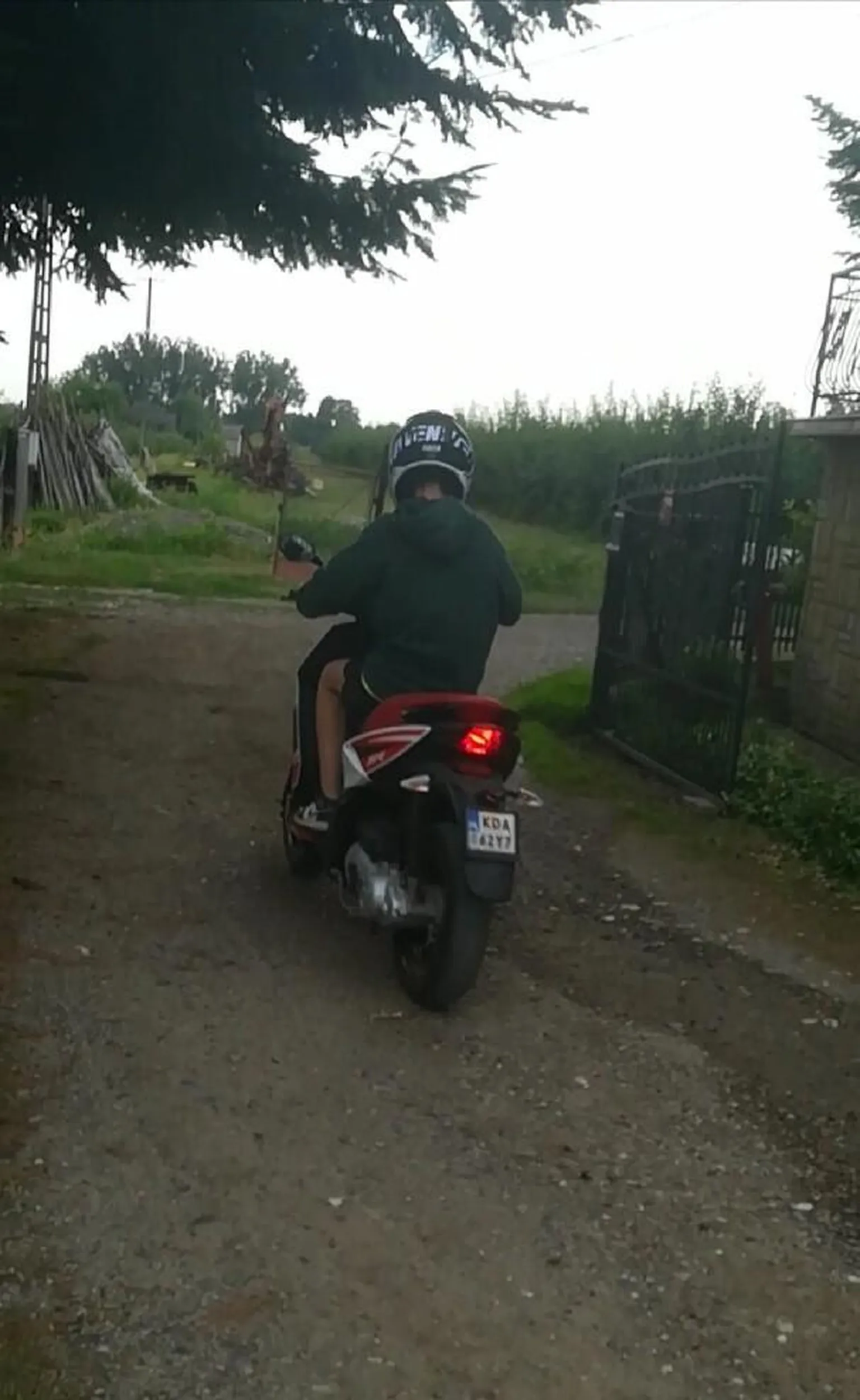 Kupił nowy wydech jara się nim a jedzie to jakby mu nie mogło. ta aprilia brzmi jak paralotnia. odpala za 25 razem. cylinder chiński zaraz się zatrze. W 2 osoby nie jedzie tylko gaśnie. pojechał na rondzie w lewą stronę