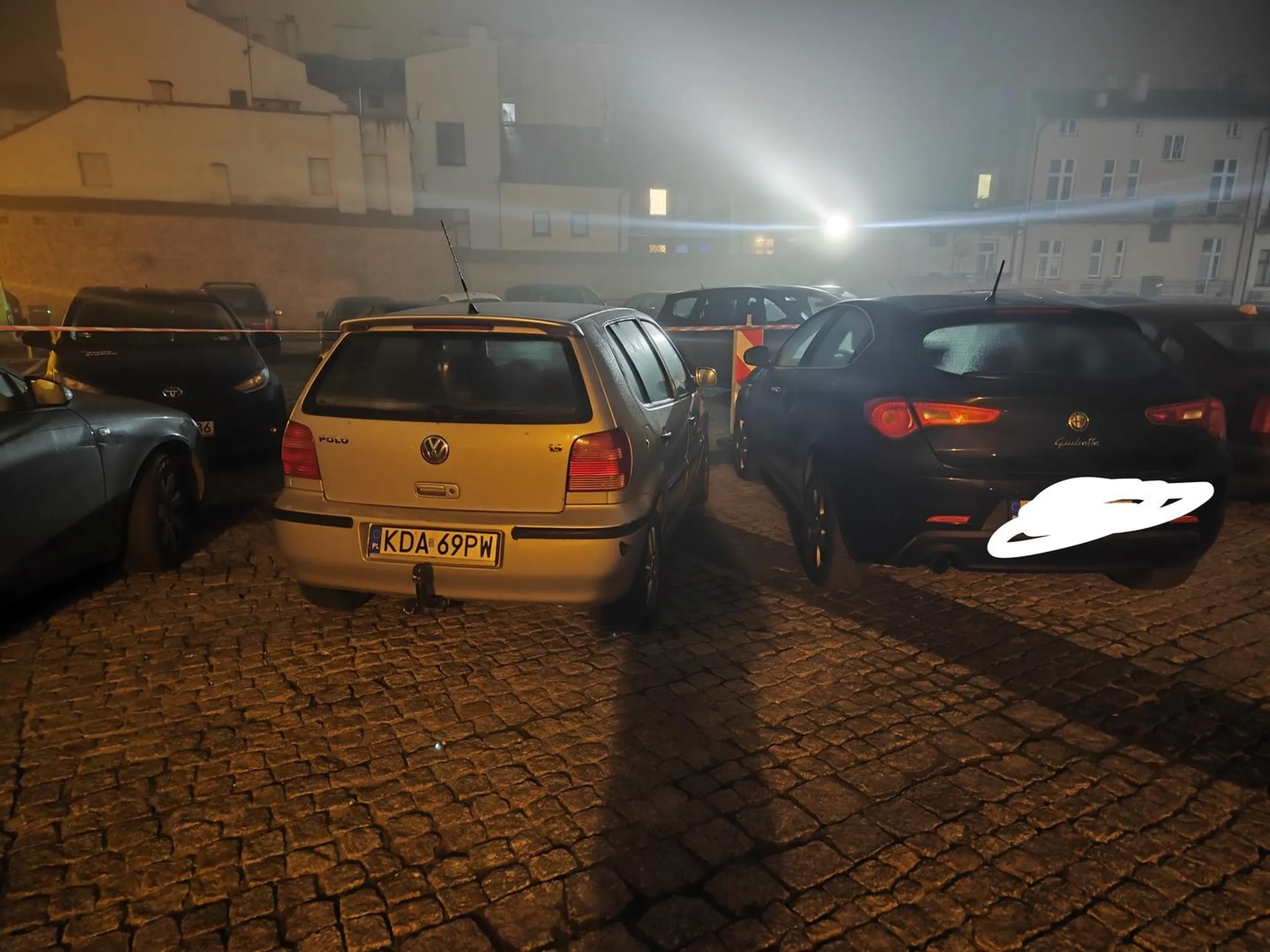 Pozdrawiam serdecznie, mimo dużej ilości miejsca z lewej strony kierowca srebrnego bolida postanowił zablokować mi możliwość otworzenia drzwi do auta