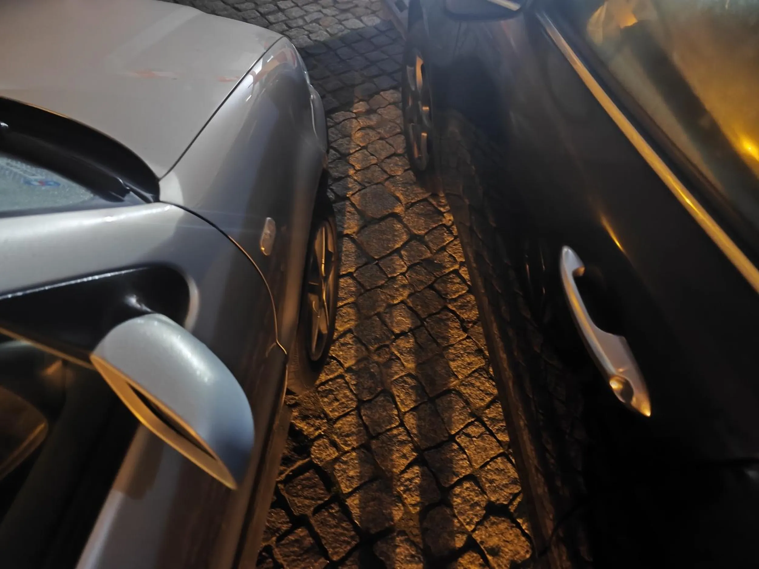 Pozdrawiam serdecznie, mimo dużej ilości miejsca z lewej strony kierowca srebrnego bolida postanowił zablokować mi możliwość otworzenia drzwi do auta