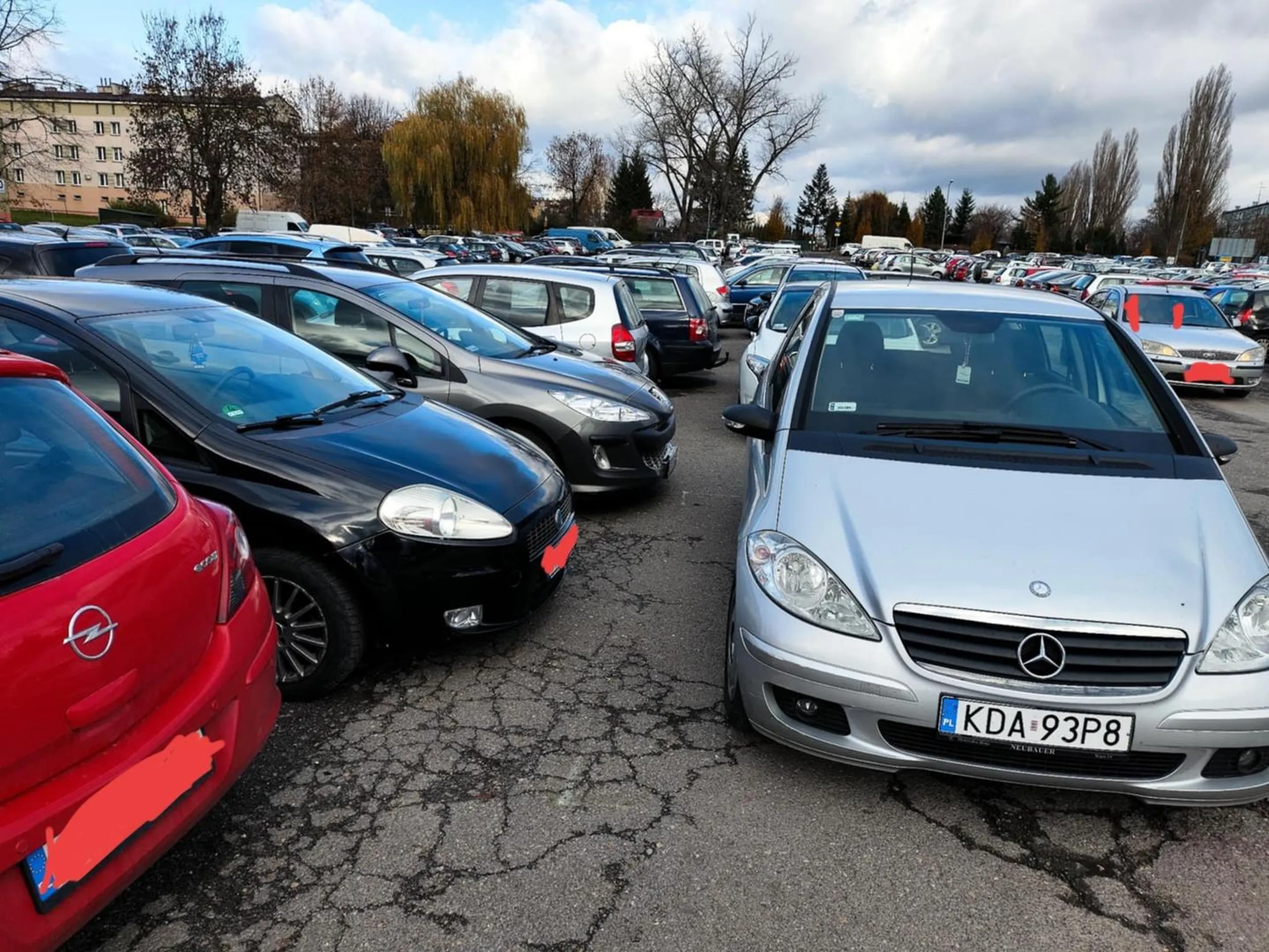 KDA i wszystko jasne. Naucz się ćwierćmózgu parkować jak człowiek, bo wjebałeś się na środek jak dzik w paśnik