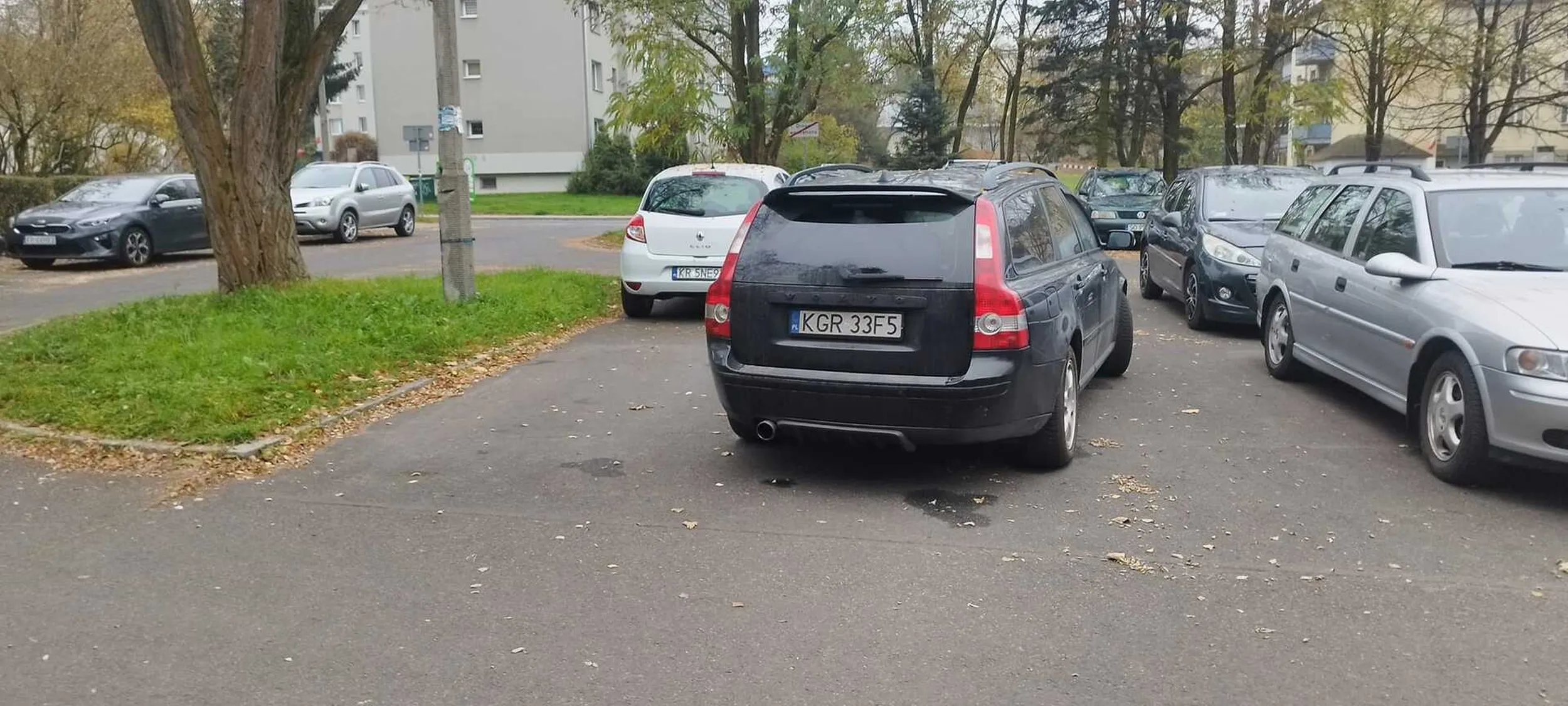 Zajmowanie 2 miejsc i brak identyfikatora który obowiązuje na parkingu Teligi x Kurczaba.