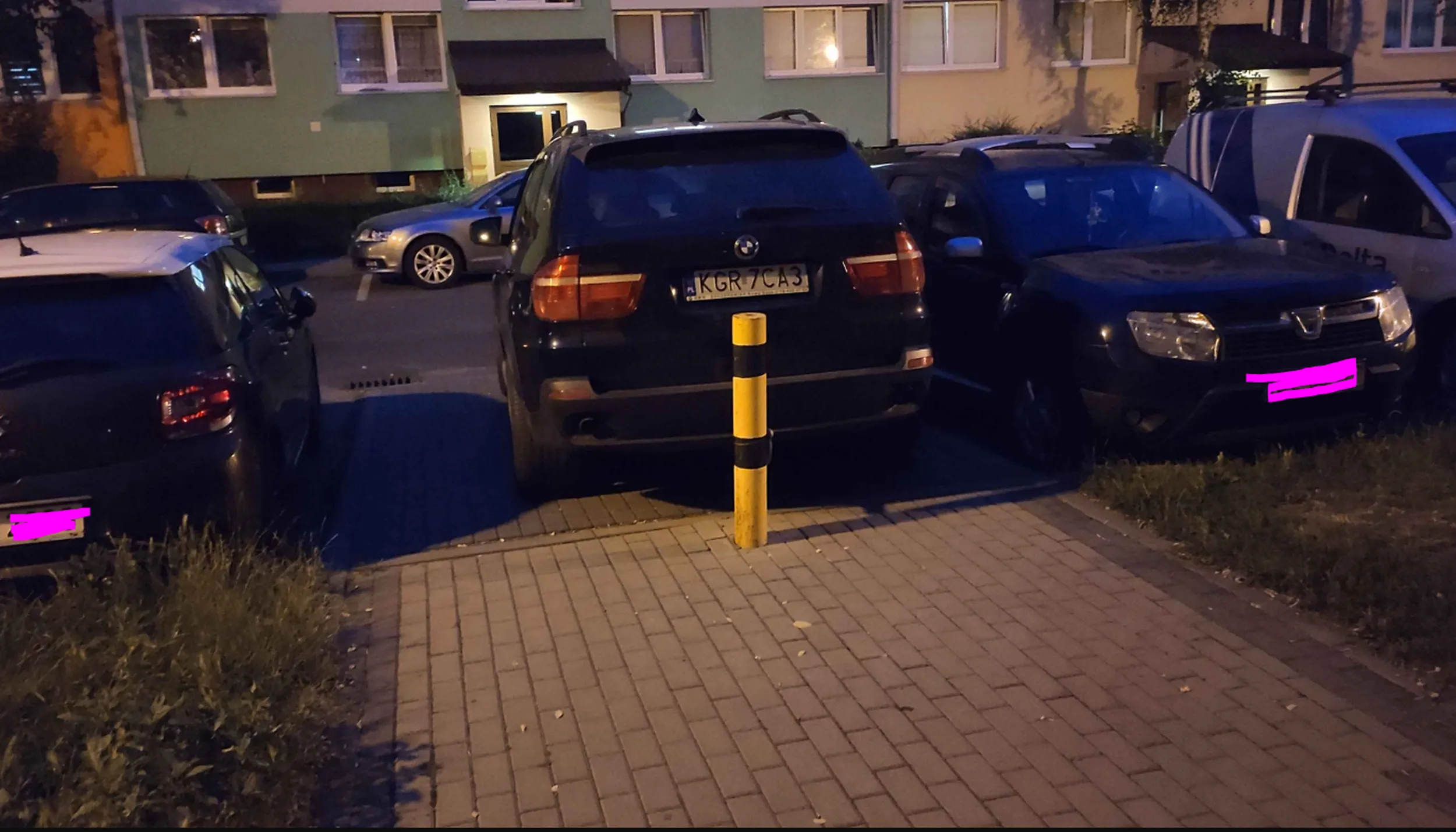 Już drugi dzień zaparkowany pojazd na chodniku/podjeździe. Dużo osób z wózkami + osoba z niepełnosprawnością w okolicy.