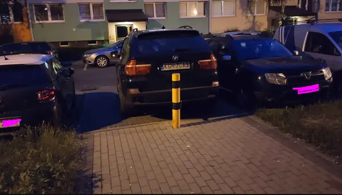 Już drugi dzień zaparkowany pojazd na chodniku/podjeździe. Dużo osób z wózkami + osoba z niepełnosprawnością w okolicy.