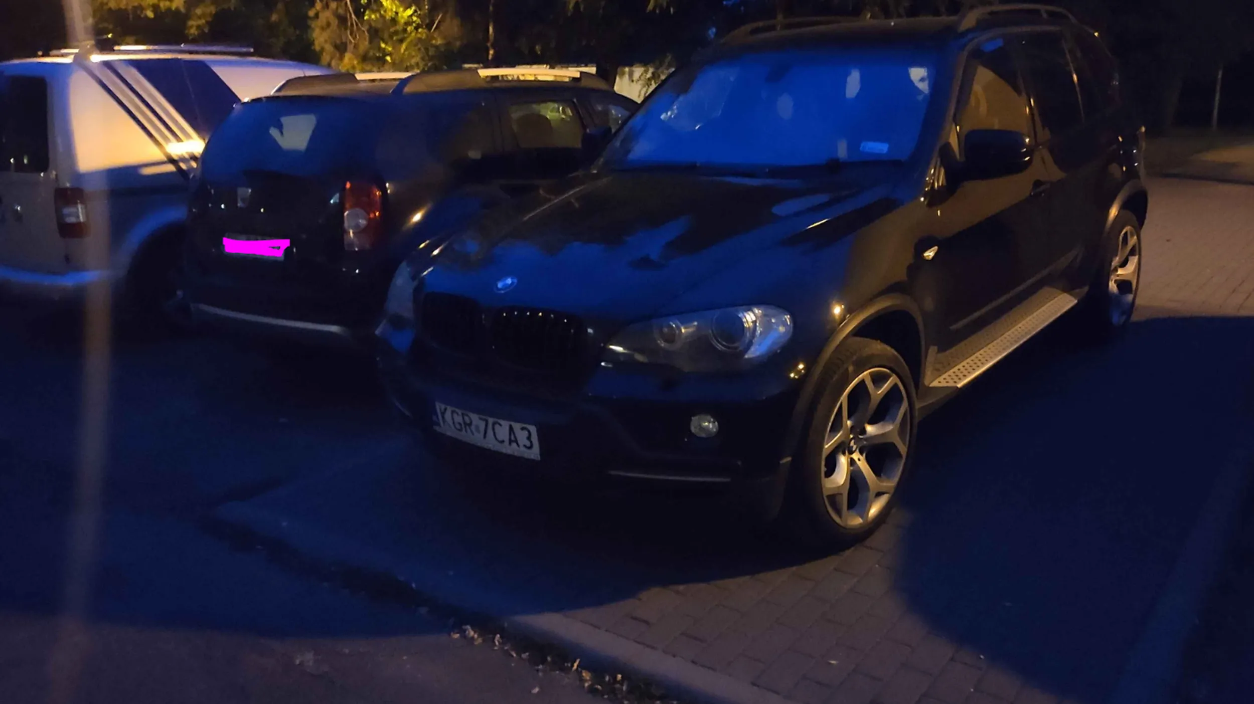 Już drugi dzień zaparkowany pojazd na chodniku/podjeździe. Dużo osób z wózkami + osoba z niepełnosprawnością w okolicy.