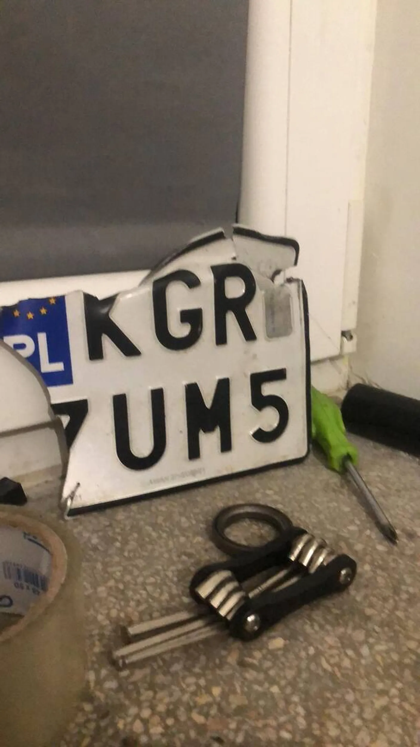 ej bo znalazłem tą rejestracje na boku drogi w gorlicah niedaleko delikatesy centrum na tuwima 9