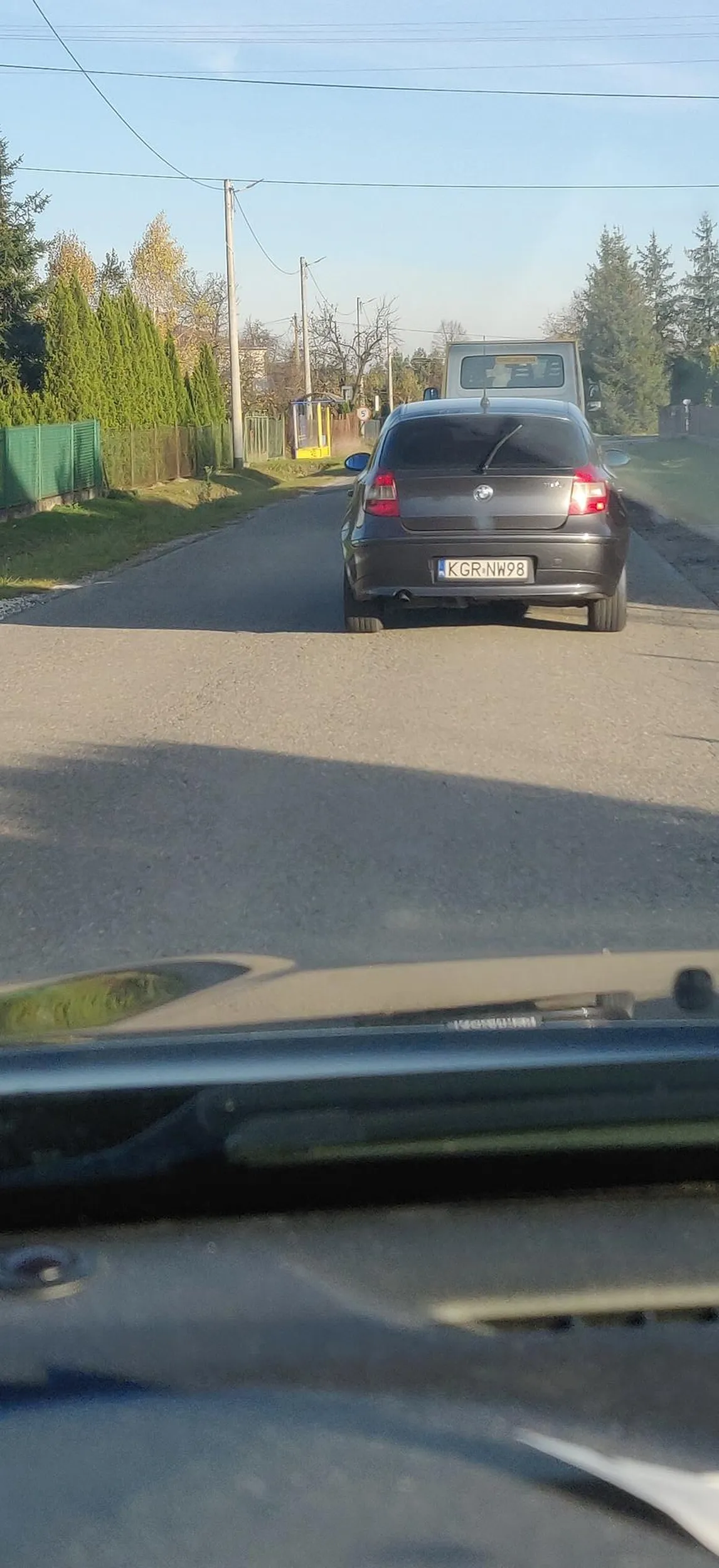 Nie pozwala się wyprzedzić jednocześnie blokuje ruch. Potrafi jechać 20/30km/h na ograniczeniu 70 ale gdy chcesz go wyprzedzić zaczyna się ścigać i blokować pas. Zmusza do hamowania lub ścigania się. Pirat drogowy. Szkoda ze wideorejestratora nie miałem bo już byś tłumaczył się policji.