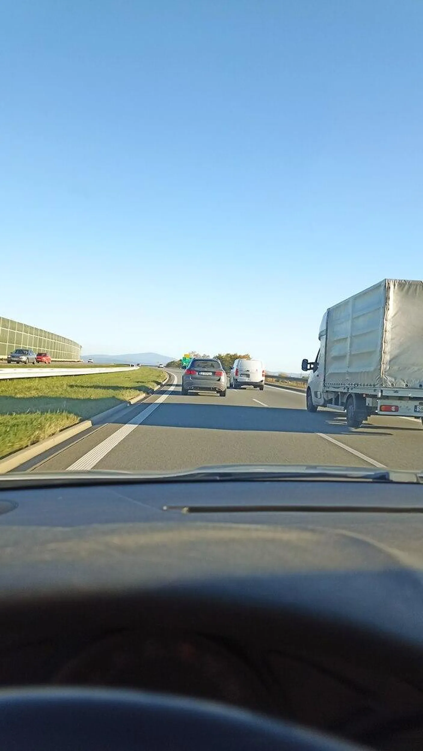 Burak zajeżdża drogę każdemu kogo wyprzedza. Agresywna jazda.