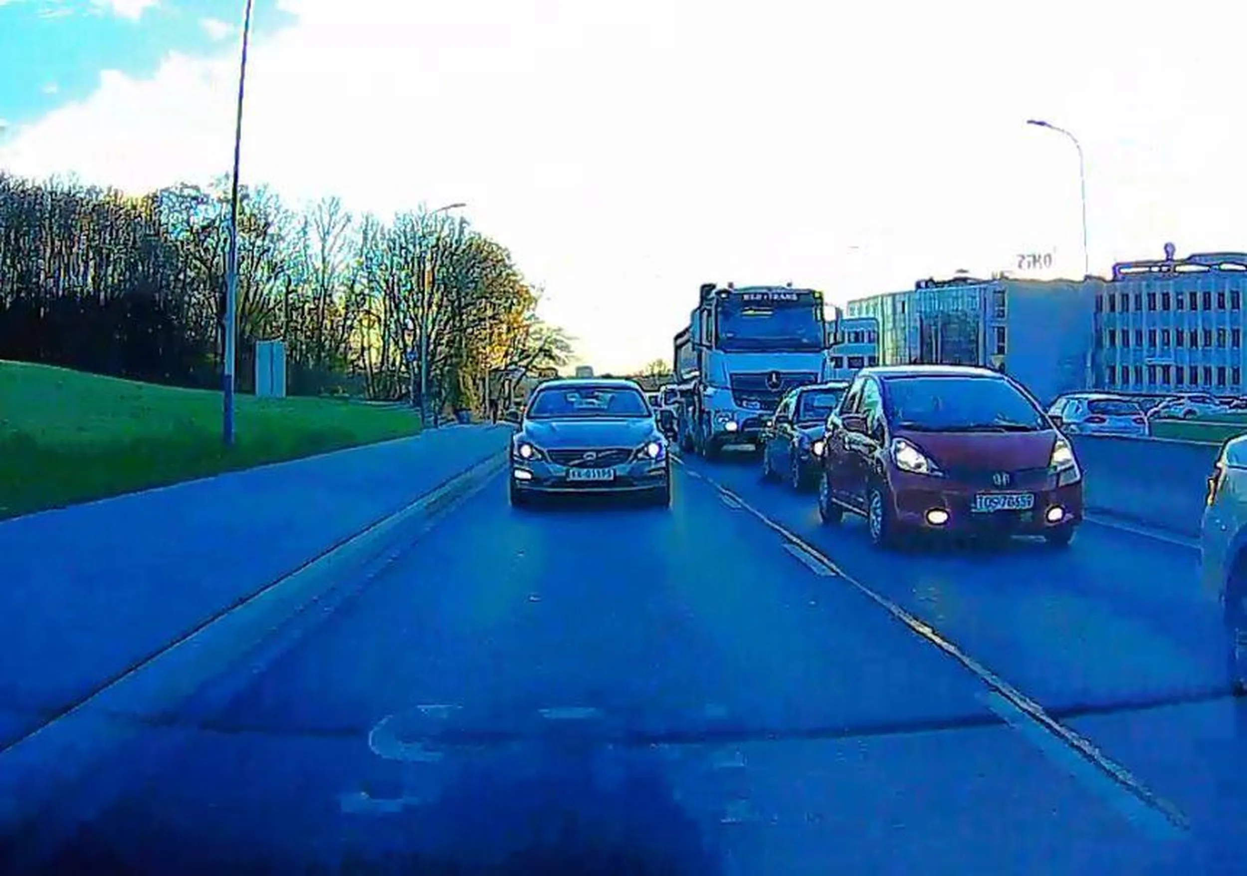 Kiedy wy stoicie w korku, ten szanowny kierujący ma za nic przepisy i wszystkich, jak największy cwaniak, omija buspasami. :)