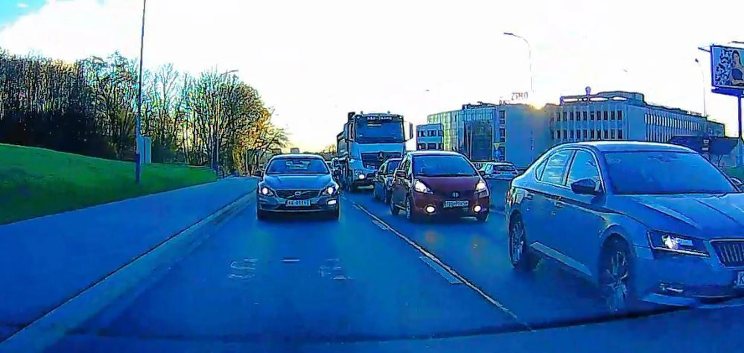 Kiedy wy stoicie w korku, ten szanowny kierujący ma za nic przepisy i wszystkich, jak największy cwaniak, omija buspasami. :)