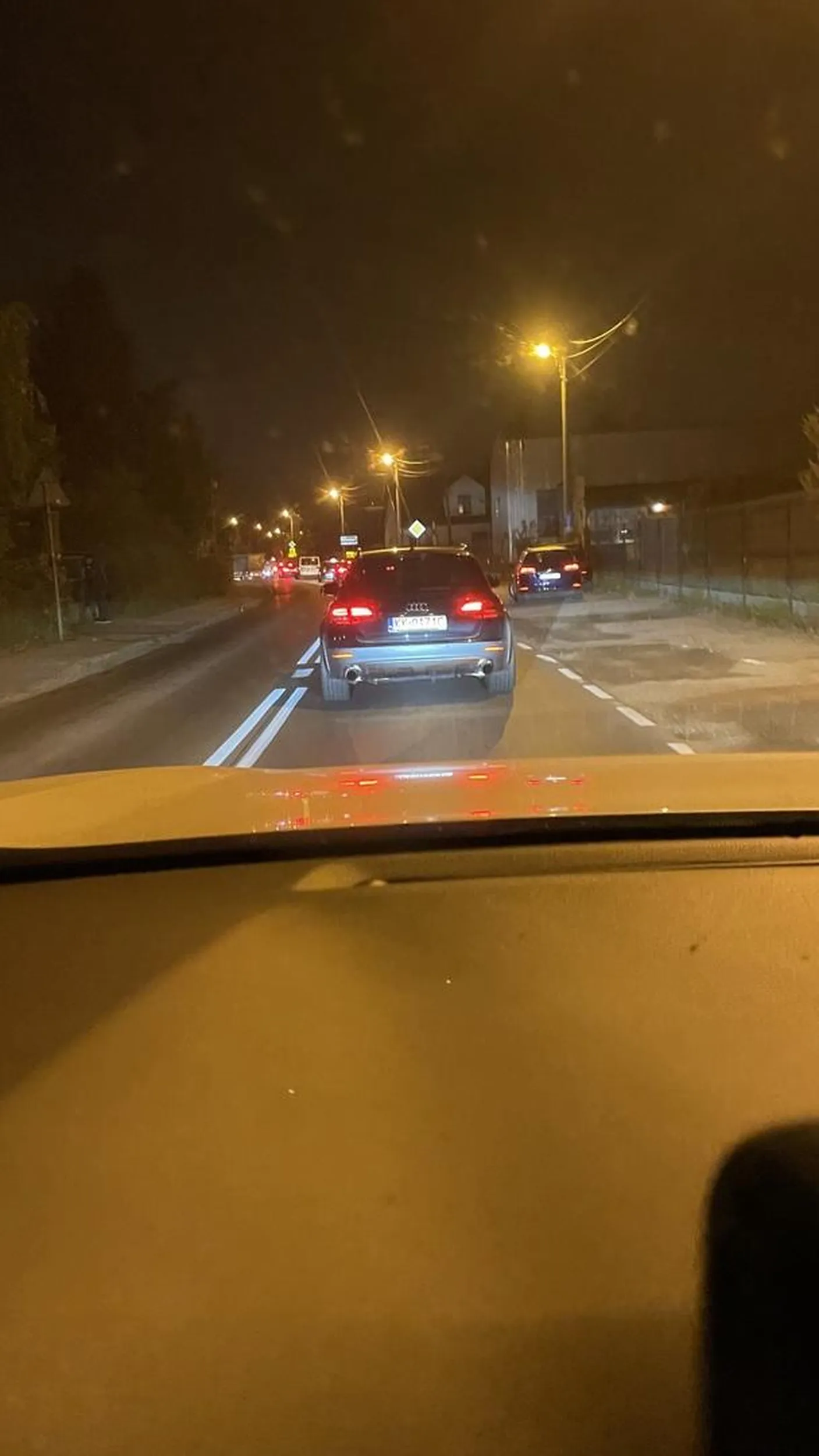 Samochody ze zmodyfikowanym wydechem, które generują strzały i nadmierny hałas, to czysta ignorancja wobec innych ludzi i otoczenia. Zakłócanie spokoju, straszenie dzieci oraz płoszenie zwierząt to przejaw skrajnego egoizmu i braku szacunku dla wspólnej przestrzeni. Taki hałas jest nie tylko uciążliwy, ale też niebezpieczny – dekoncentruje kierowców, pieszych i powoduje niepotrzebny stres u zwierząt i ludzi. W dodatku w wielu miejscach takie modyfikacje są nielegalne, a ich używanie to nic innego jak demonstracja braku odpowiedzialności. Jesteśmy oburzeni, że ktoś decyduje się na coś, co przynosi tyle szkód, tylko po to, by zwrócić na siebie uwagę. Czas zmienić podejście i szanować innych!