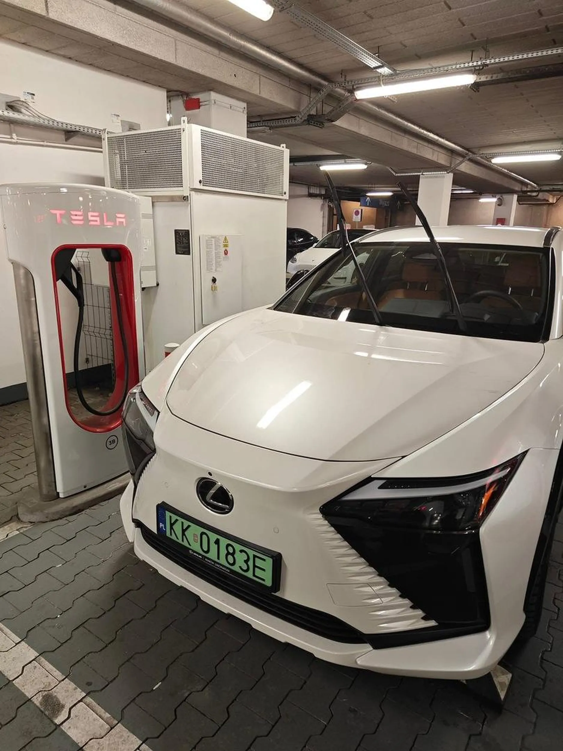 Miejsce przy ładowarce to nie prywatny parking. Albo się ładujesz albo zwalniasz miejsce.