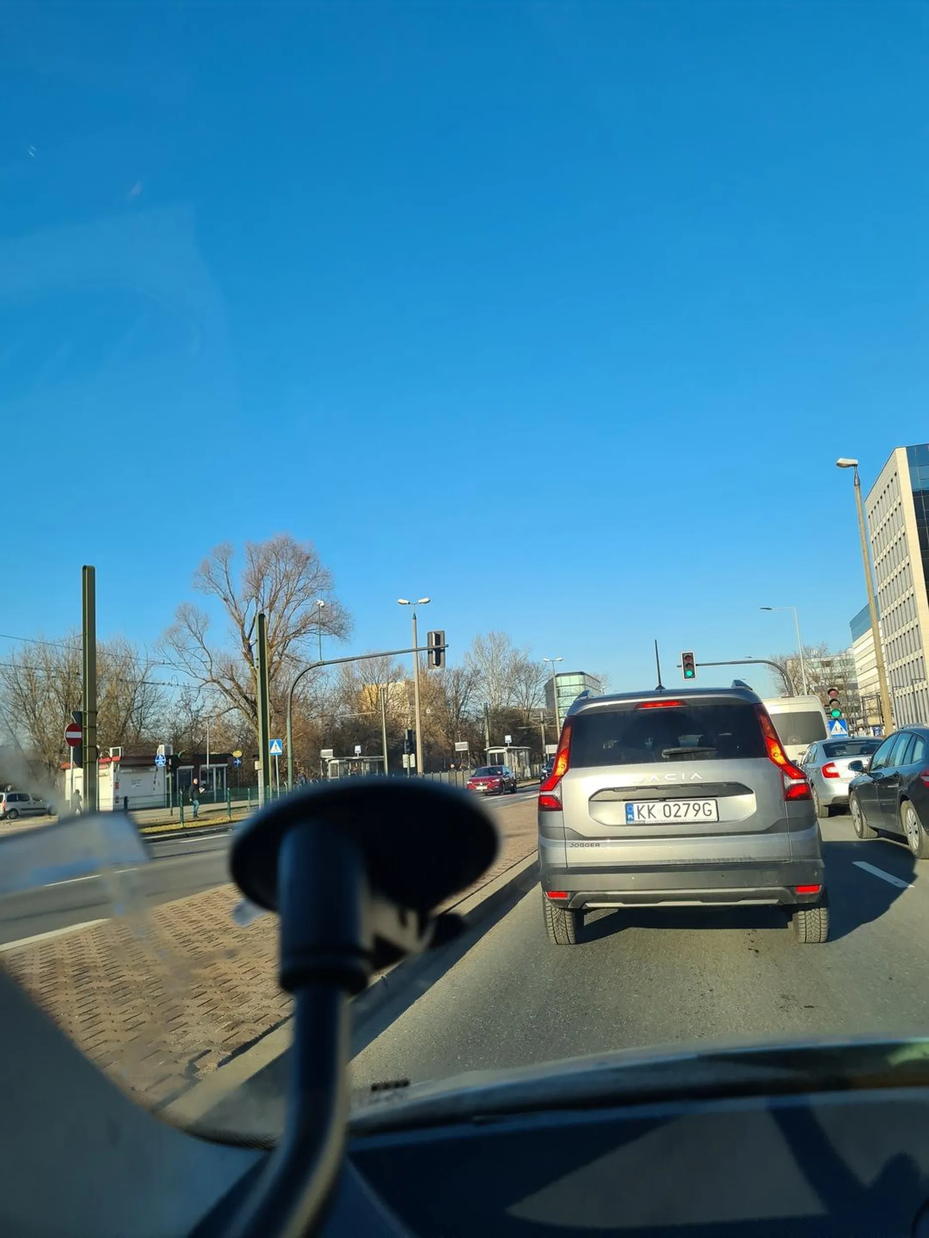 Kierowca parkuje na skrzyżowaniu stwarzając zagrożenie na drodze. Cofa bezmyślnie