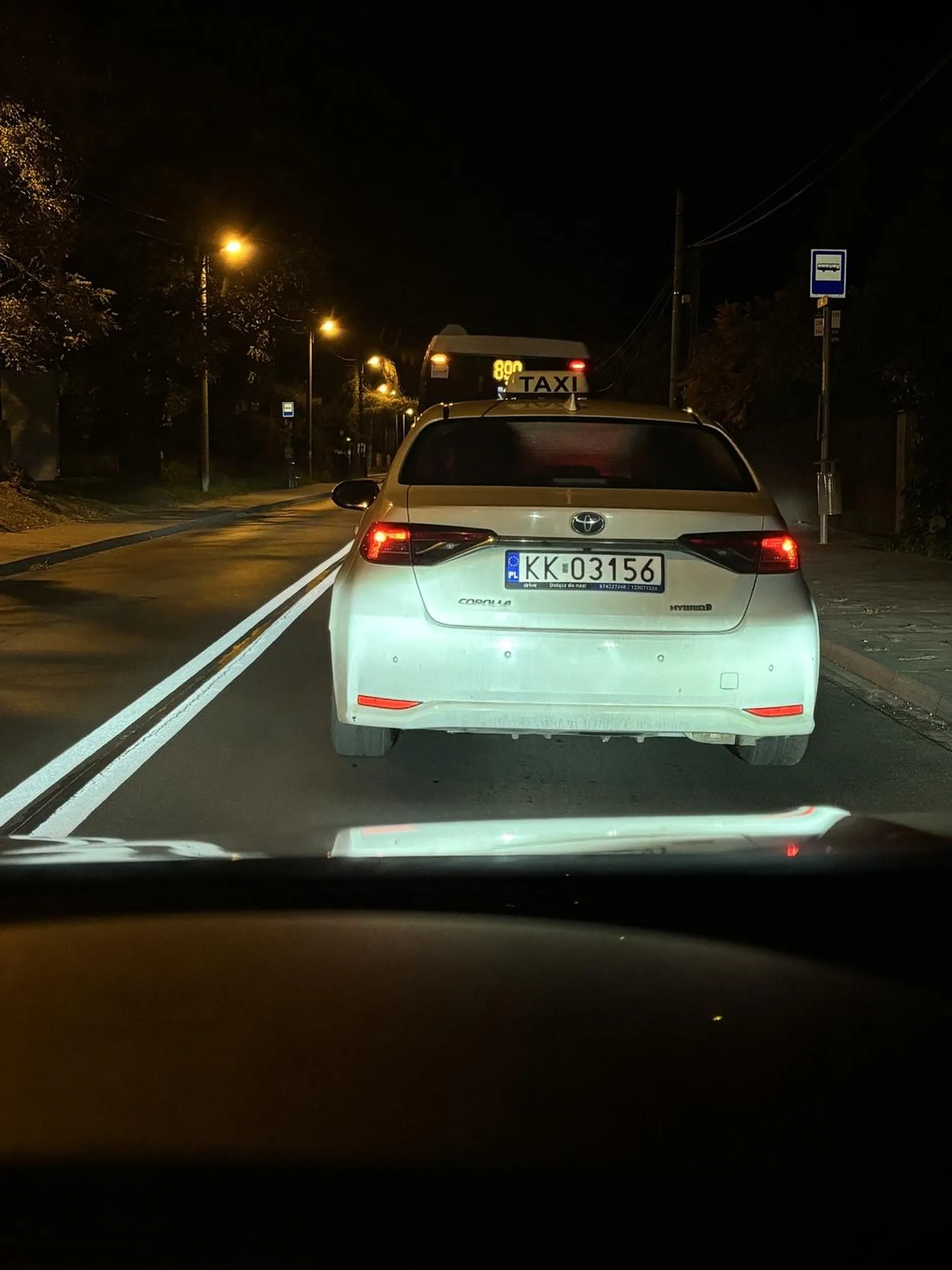 Śmieć złotówą w corolli, zajeżdża drogę przy wyprzedzaniu. Jak tam, uda się leasing spłacić?