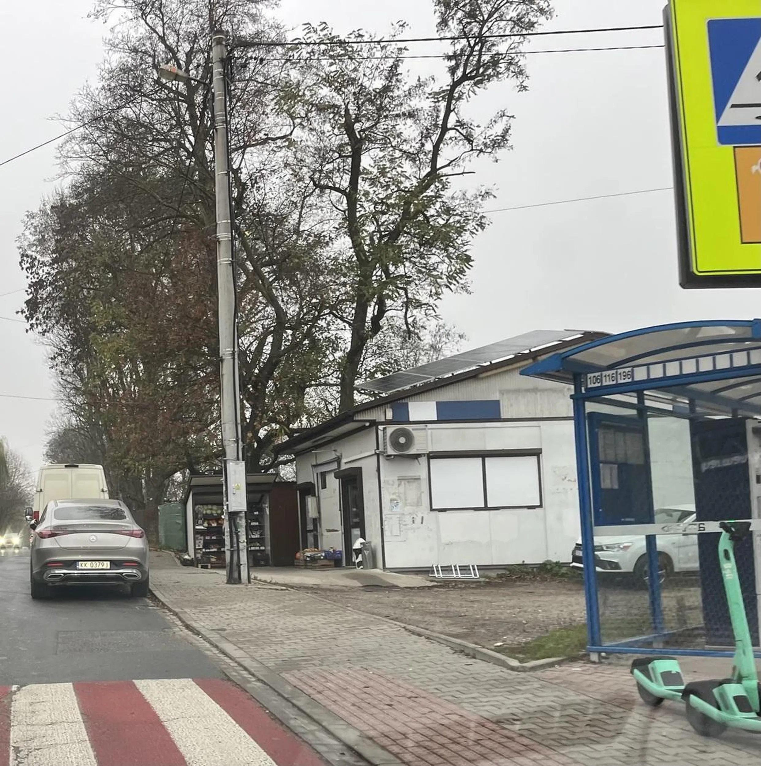 Parkowanie w niedozwolonej odległości przy przejściu, przy pętli autobusowej i szkole... Brawo! Ktoś musi zginąć, żeby ludzie zrozumieli, żeby tam nie stawać!