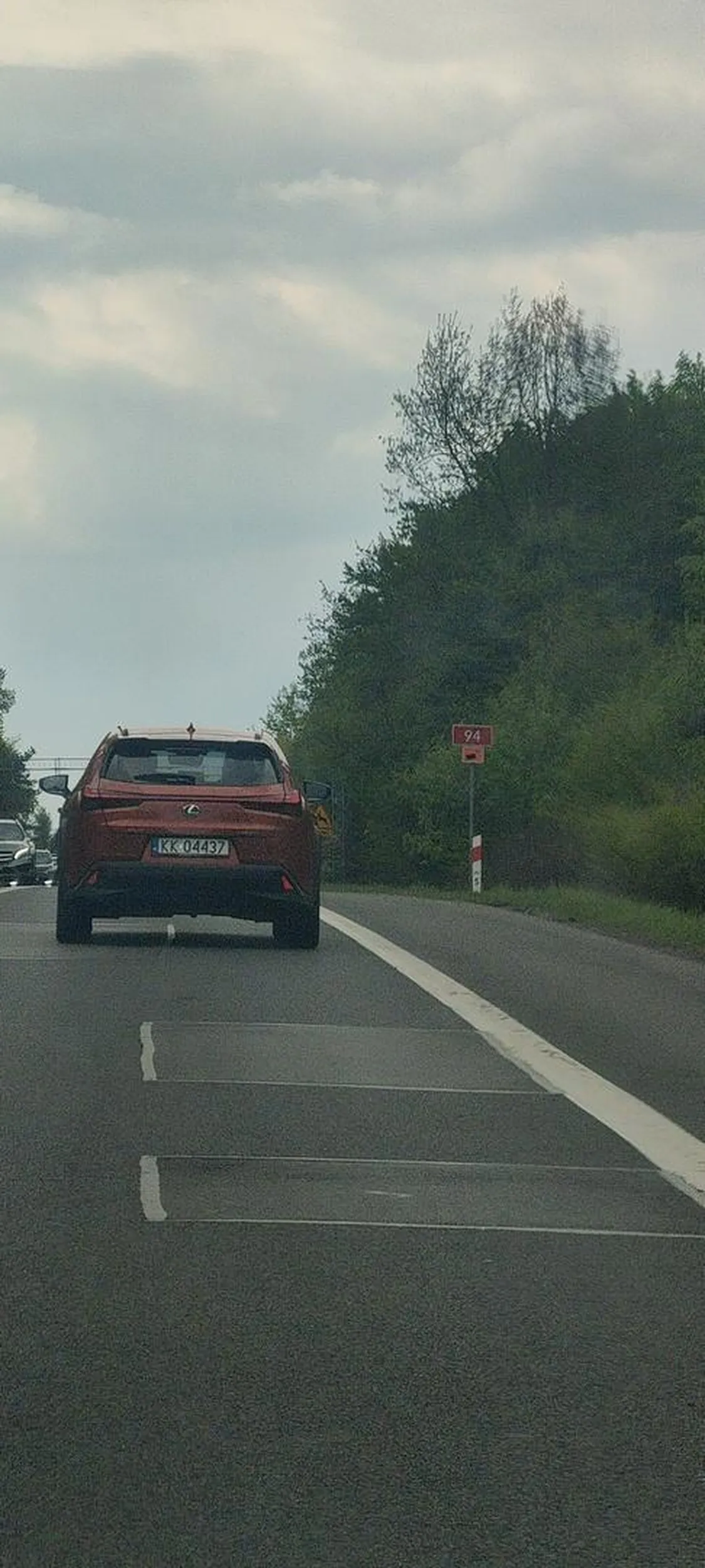 W sobotę o godzinie 16:00 między jerzmanowicami a sienicznem jechał zygzakiem hamował na prostej drodze do 40 gdzie było 90, przed pasami zwalniał praktycznie do 30, albo pijany, albo z zaburzeniami psychicznymi