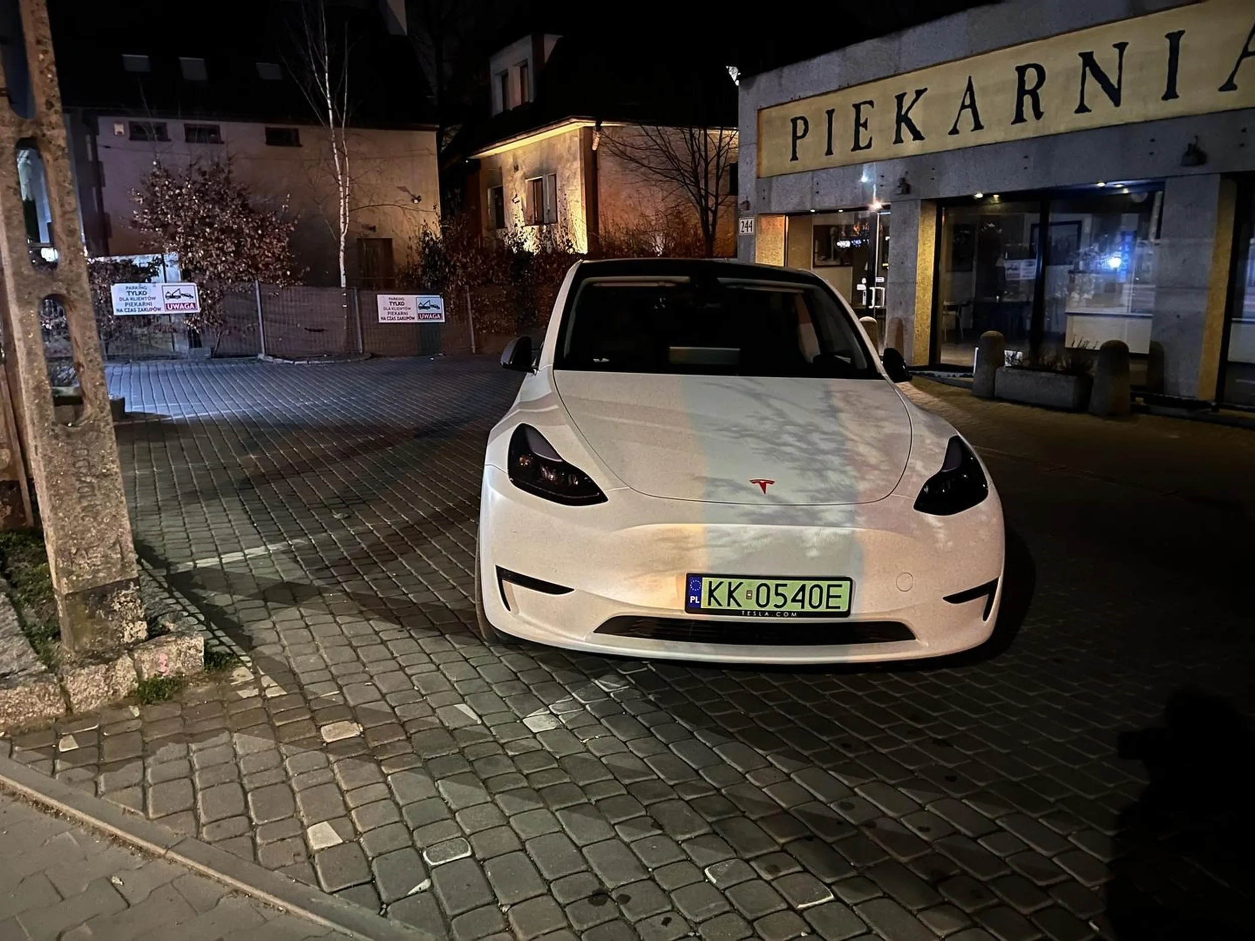 Ma Tesle z wszelkimi asystentami ruchu, parkowania itp. a nadal nie potrafi zaparkować