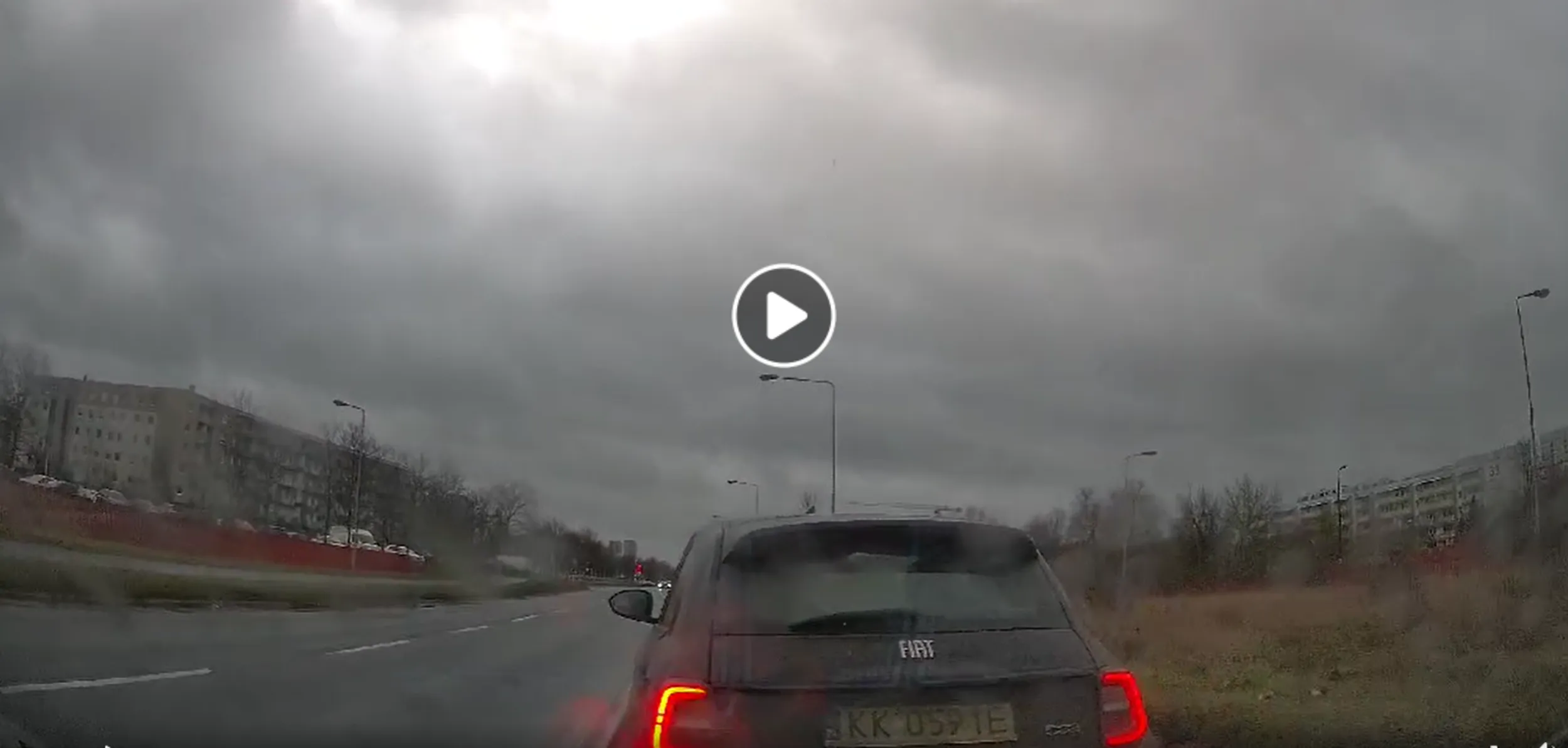 Tchórz, który zajeżdża drogę, powoduje niebezpieczeństwo drogowe, a do tego wali światłami. Dopóki siedzi w, ale gdy tylko siedzi w swoim starym Fiacie - jest odważny, ale gdy tylko ma dojść do konfrontacji - zaczyna uciekać w popłochu, wyprzedzając panicznie auta z przodu. Na twoje nieszczęście cała sytuacja jest nagrana wideorejestratorem. Jeszcze się spotkamy brodaty cwaniaczku.