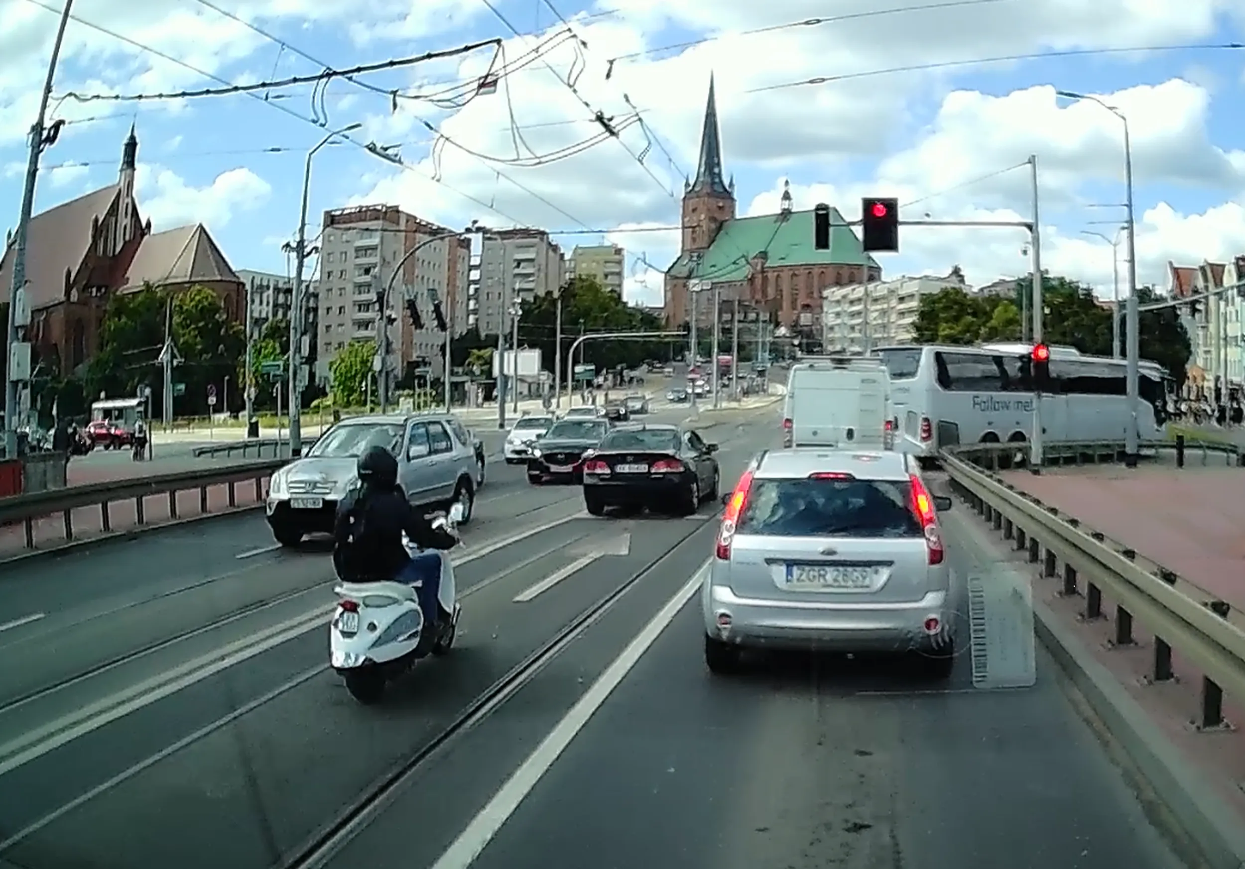 Nie wiem jak tam w Krakowie, ale w Szczecinie na czerwony sygnal trzeba zatrzymac sie. Chodzi mi o czarny Civic, ale skuter też nie zatrzymał się