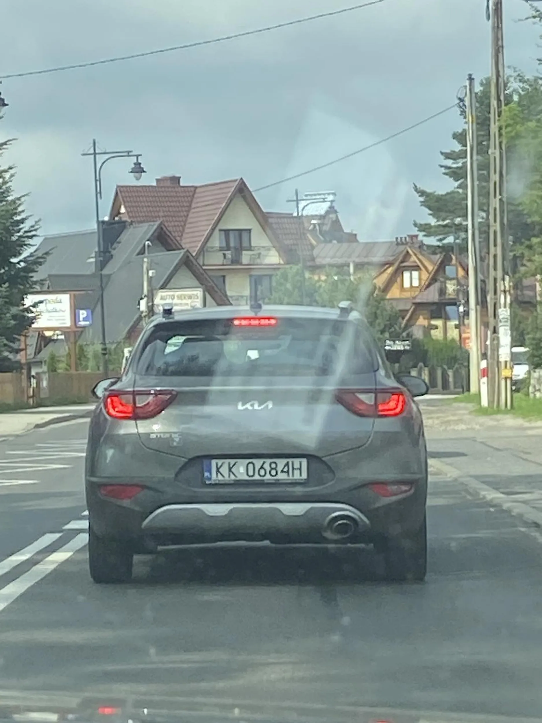 Wymusza pierwszeństwo na rondzie wogóle nie patrzy brak wyobraźni…