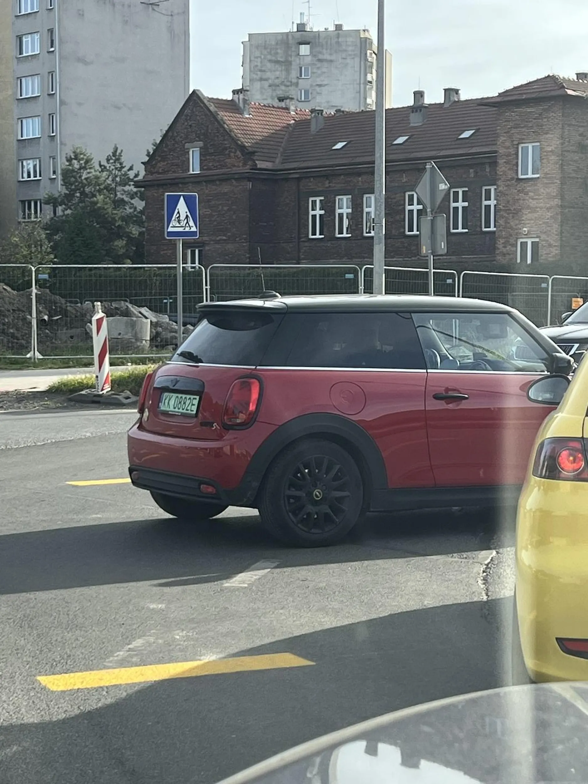 Sfrustrowana kobieta za kierownicą najpierw nie chciała wpuścić aut w obowiązującym ruchu wahad łowym, a potem pogłebiając swoją frustracje blokowała inne samochodu pokazując znaki palcem i wykrzywiając twarz