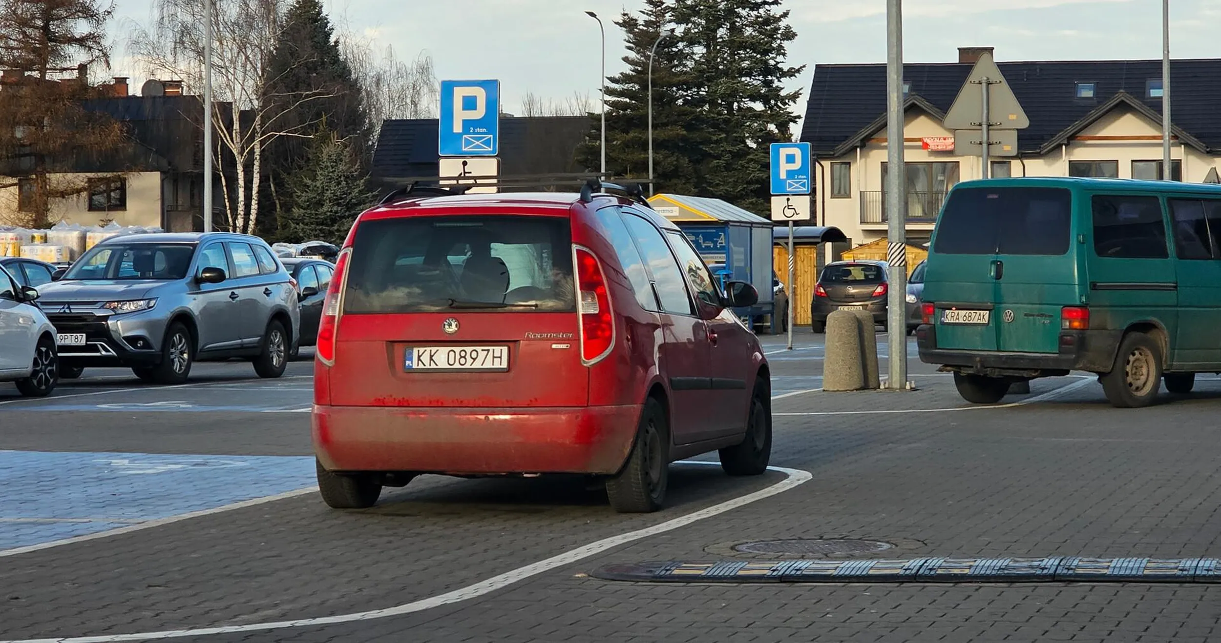 gamoń parkuje na obszarze wyłączonym z ruchu, bo dupy się nie chce ruszyć, żeby przejść 50 metrów do wejścia