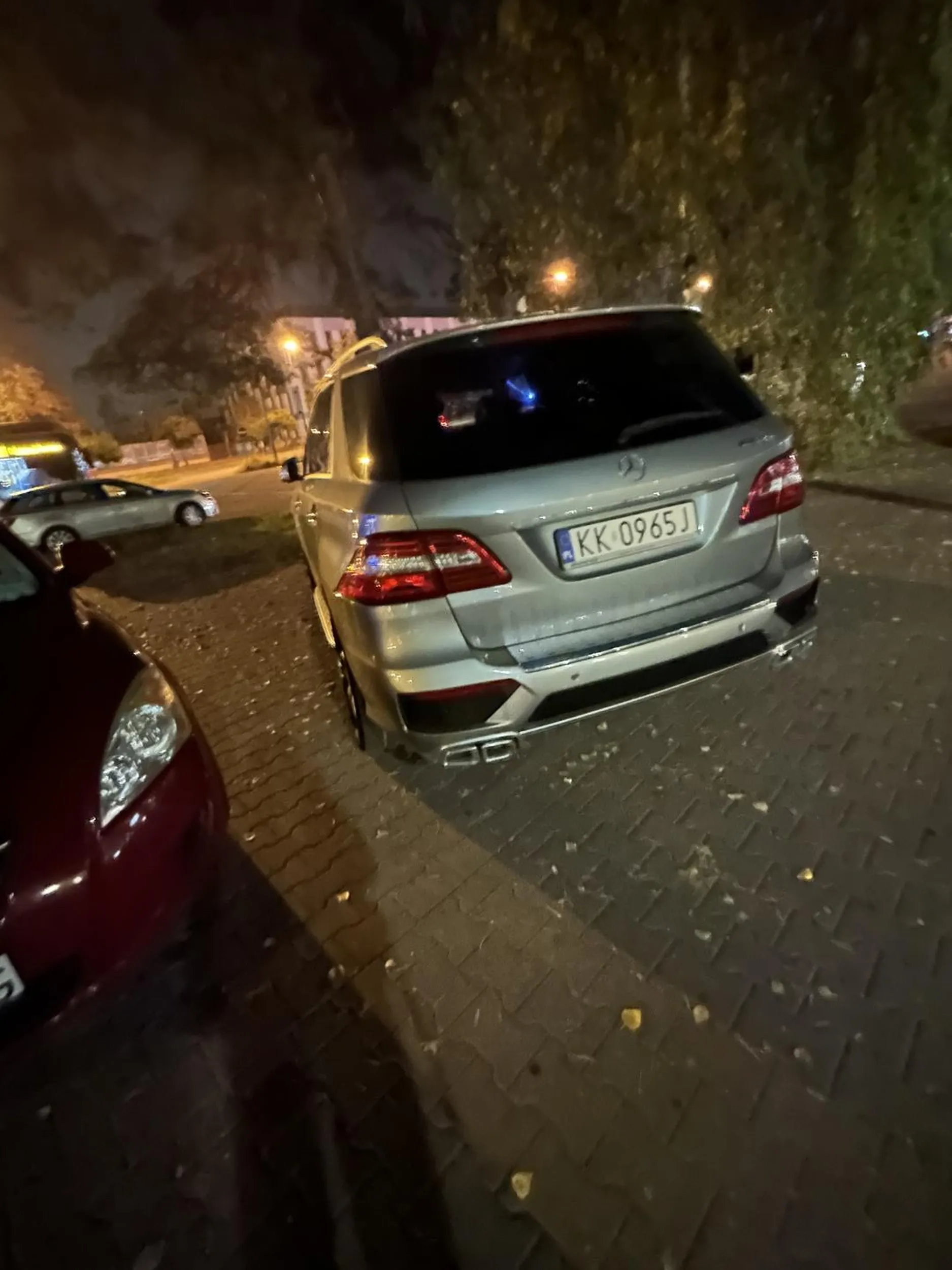 Widać że chamstwo idzie w parze z bogactwem, Pan gdy uderzył walizką w moje auto po zwróceniu uwagi zaczął się jeszcze śmiać mówiąc „w czym problem”