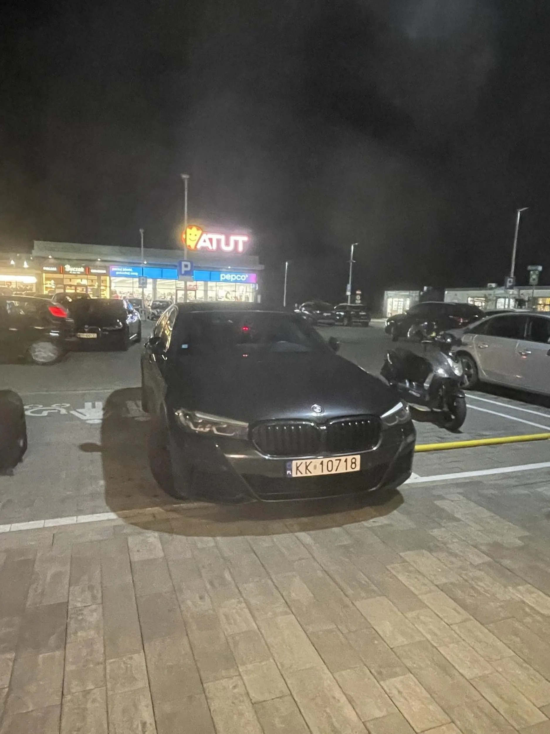 Chyba pomylił miejsce z miejscem inwalidy Ps. Ten za nim też zjeb