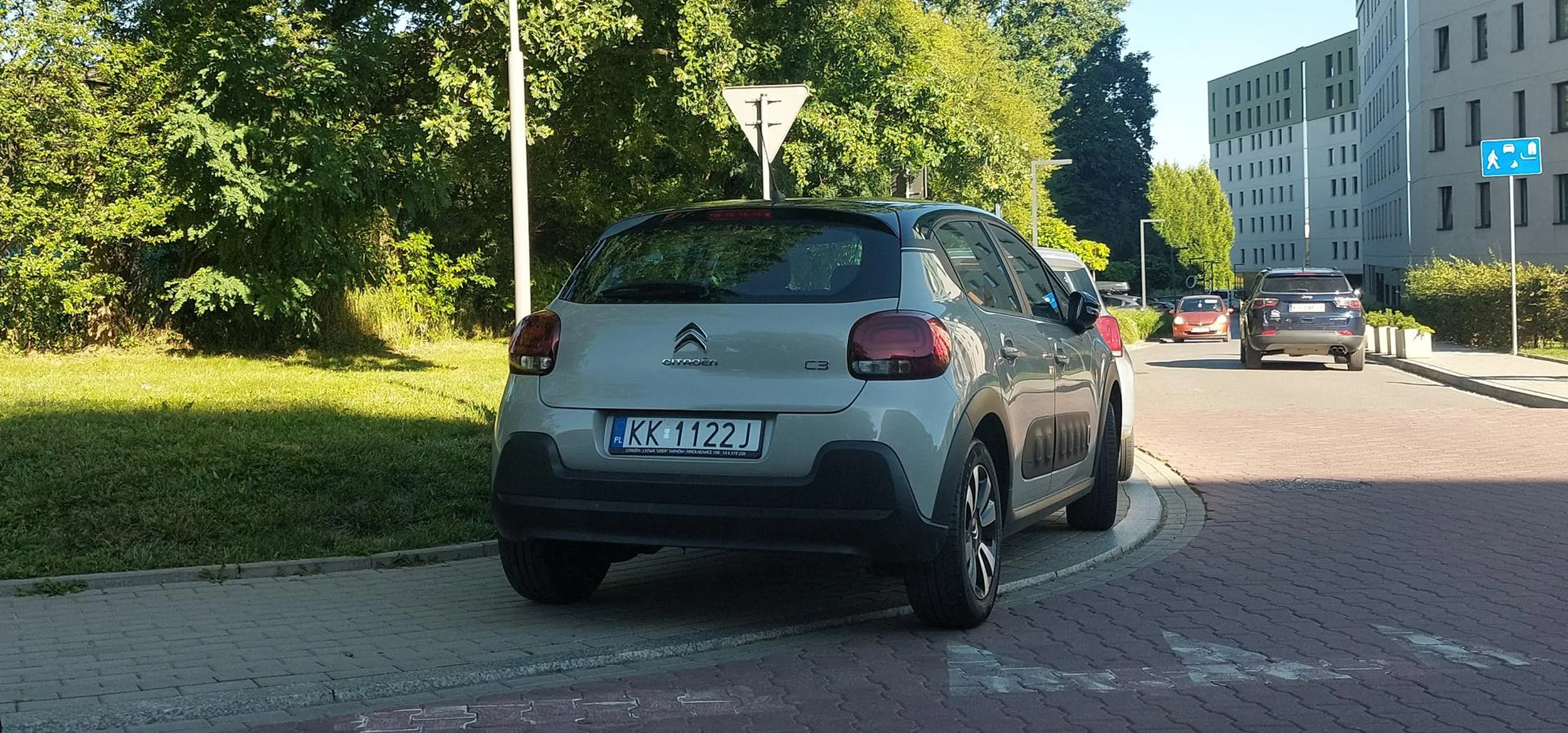 baran parkuje na środku chodnika i przy samym skrzyżowaniu