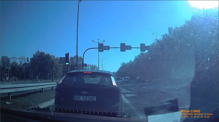 Blokuje pas. Hamuje niebezpiecznie bez potrzeby próbując doprowadzić do kolizji. Stoi na czerwonym świetle, a potem przejeżdża na czerwonym. Ostrzegam! Posiadam nagranie