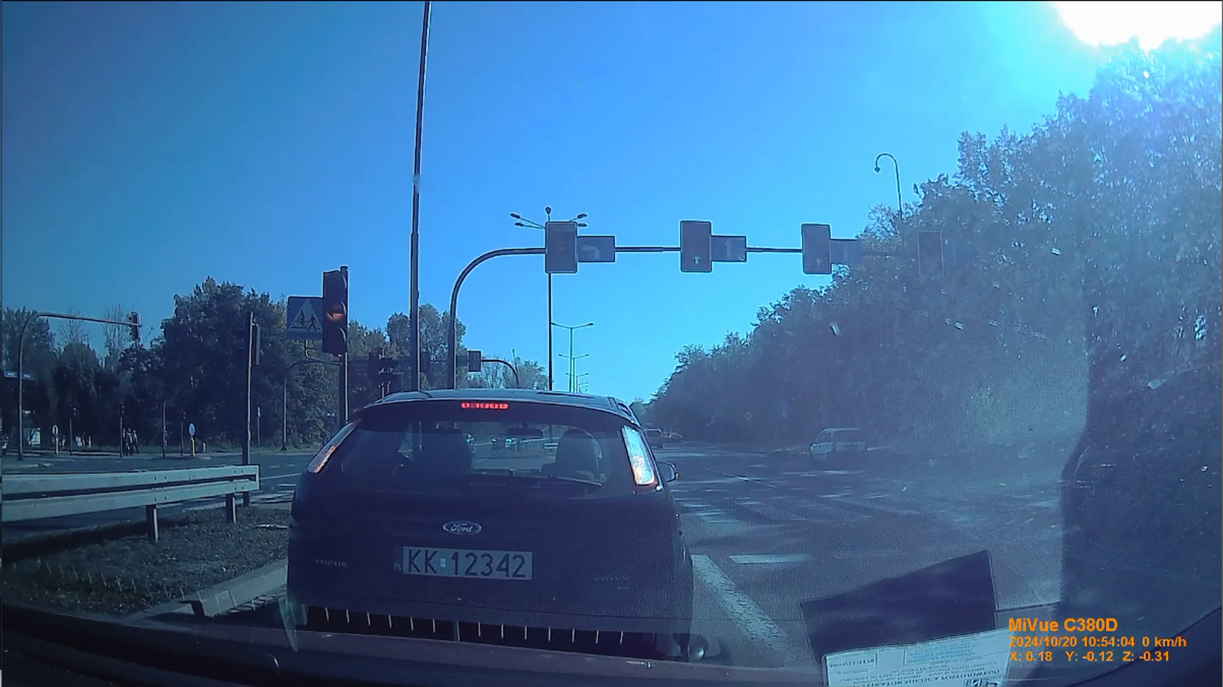 Blokuje pas. Hamuje niebezpiecznie bez potrzeby próbując doprowadzić do kolizji. Stoi na czerwonym świetle, a potem przejeżdża na czerwonym. Ostrzegam! Posiadam nagranie