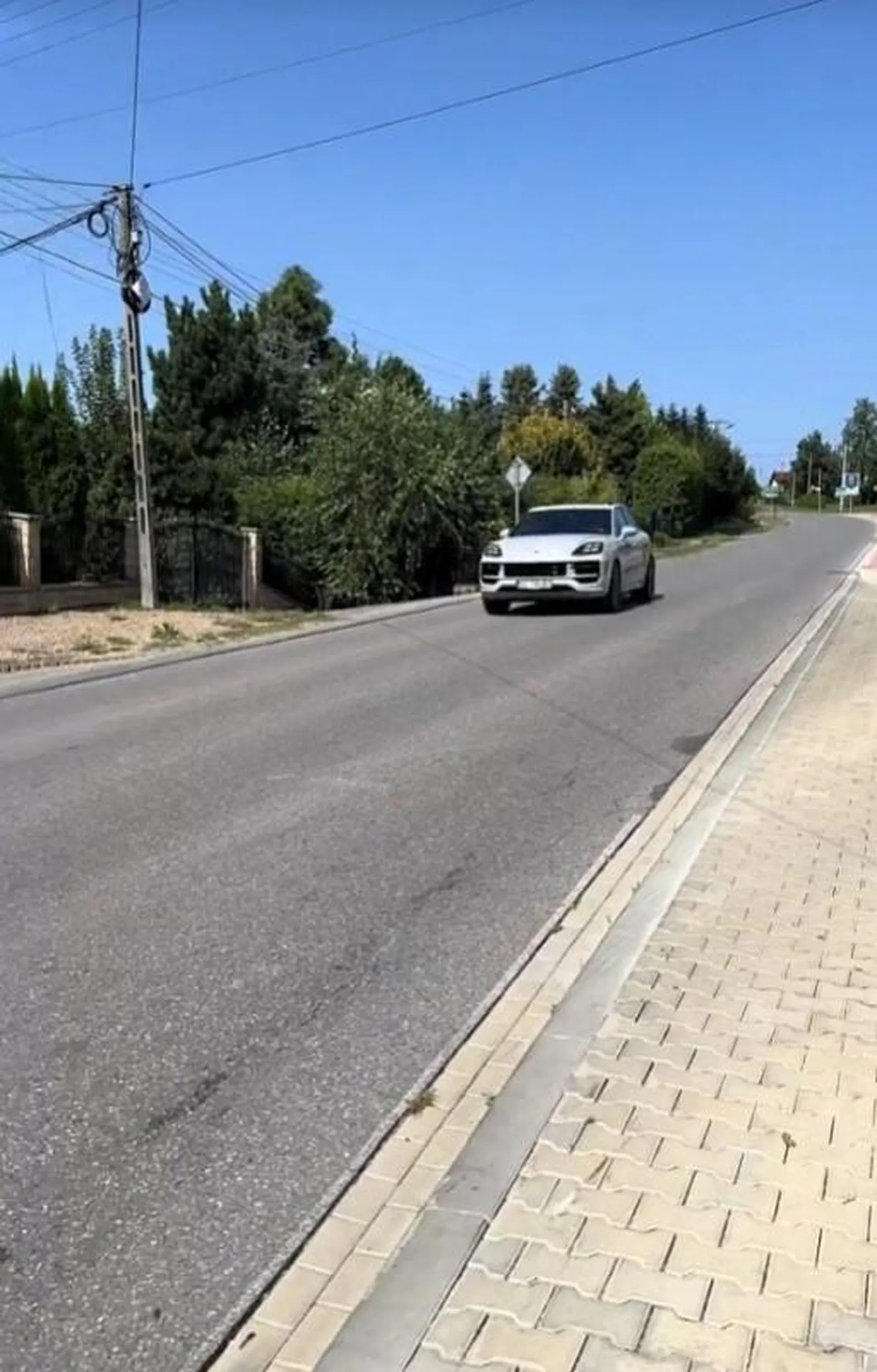 Szaleniec w Porsche 180 w zabudowanym prawie doszło do tragedii