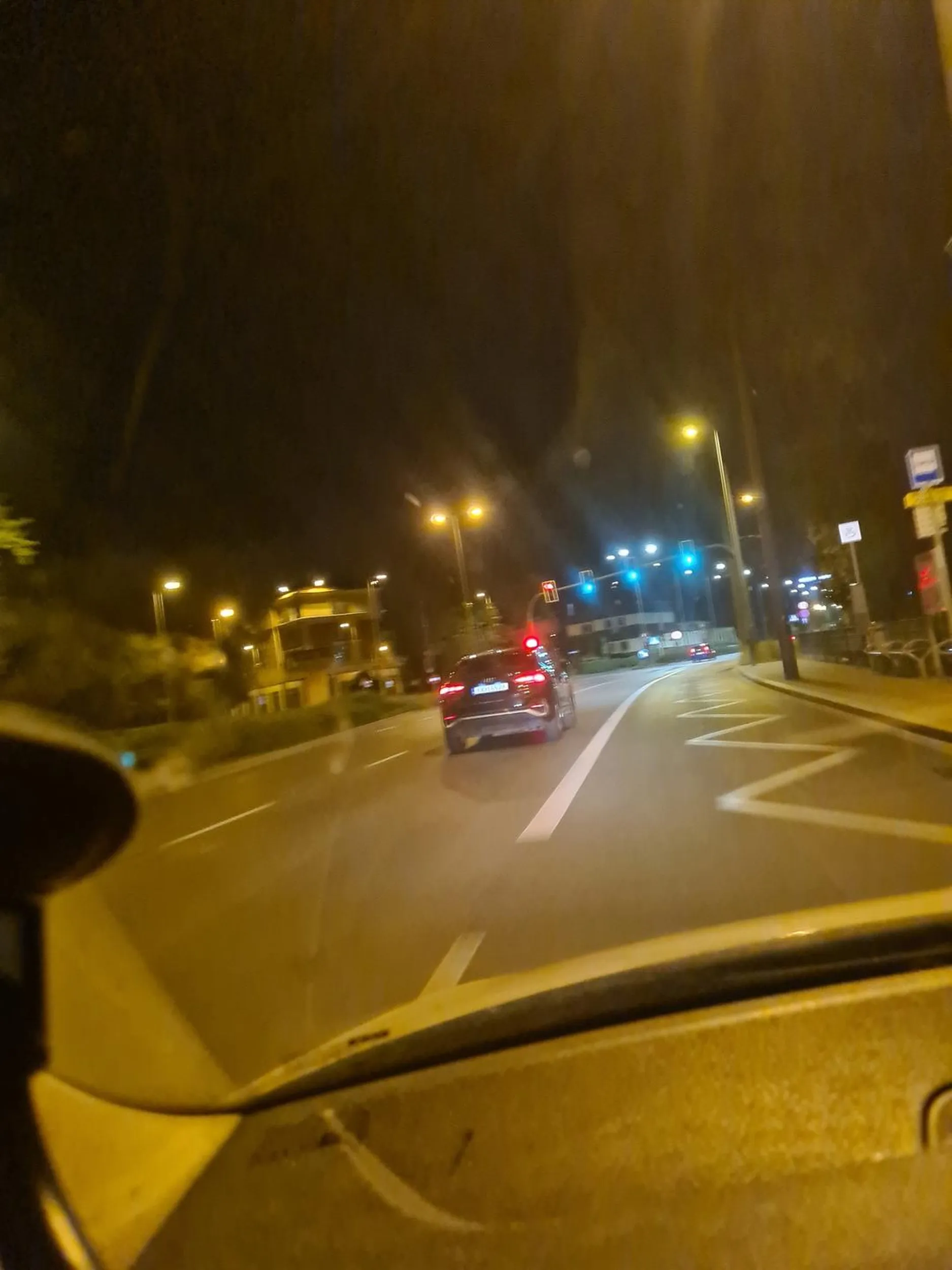 Kierowca jeździ buspasem bezprawnie