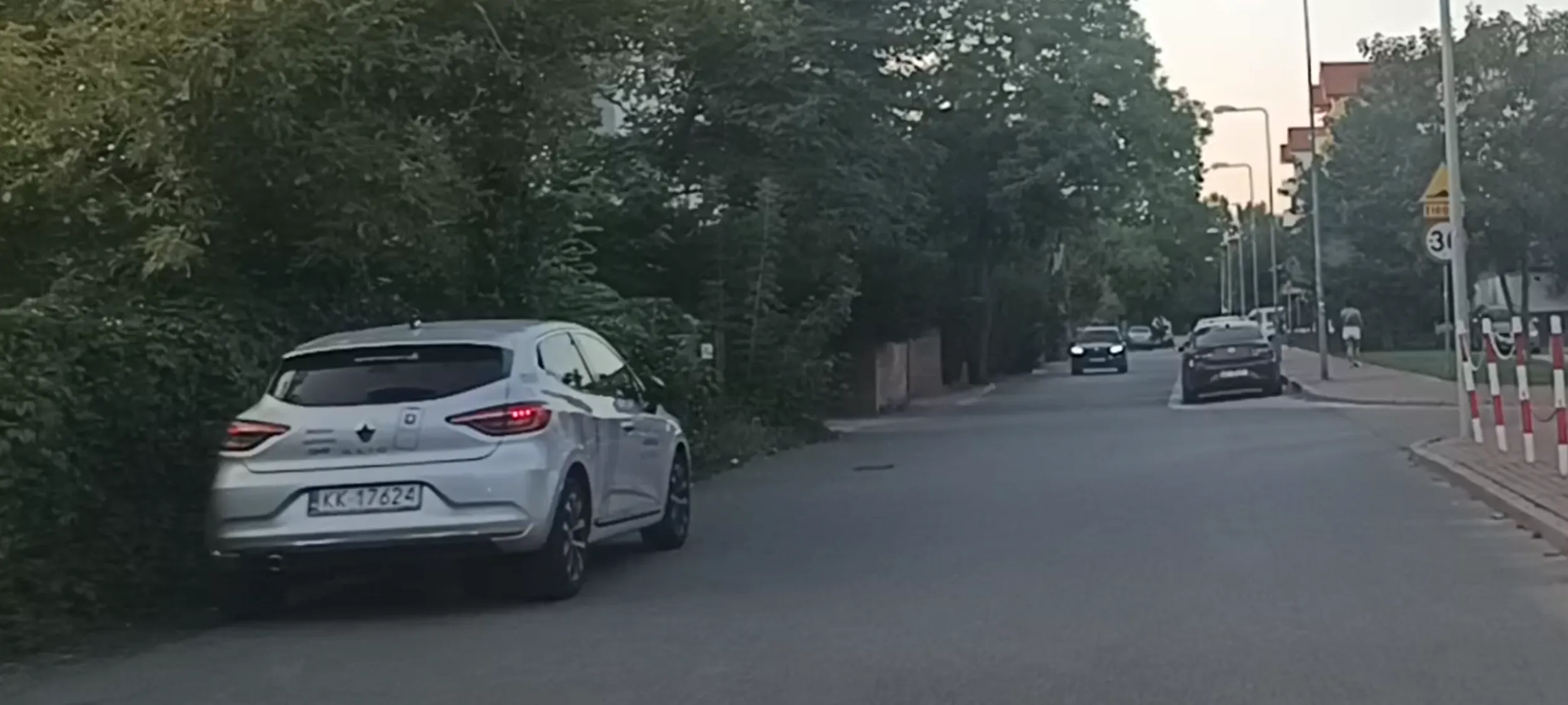 Wieś parkuje w Warszawie na zakazie zatrzymywania się i postoju