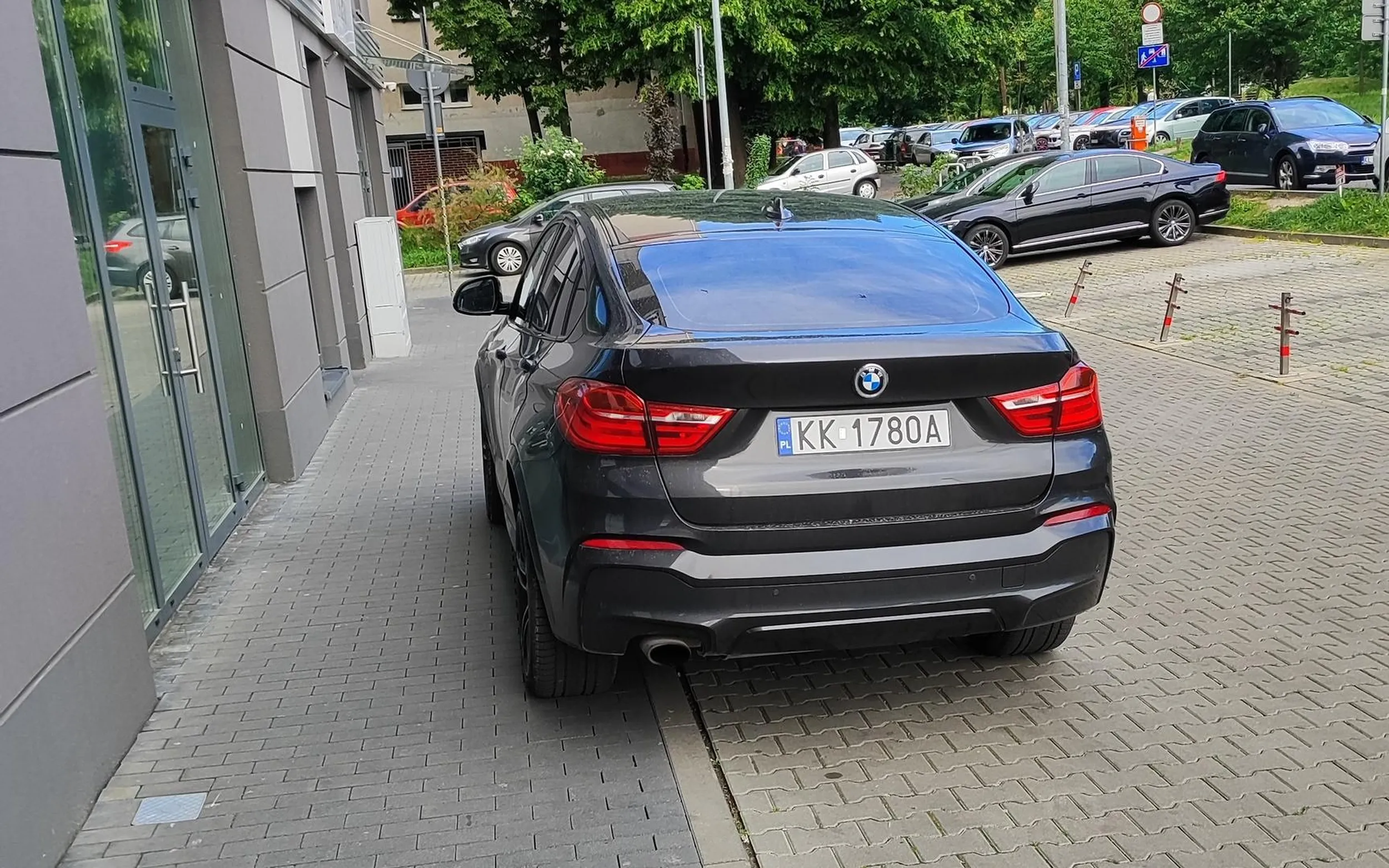 Typowy śmieć, musi zakotwiczyć na chodniku, chociaż obok są wolne miejsca.