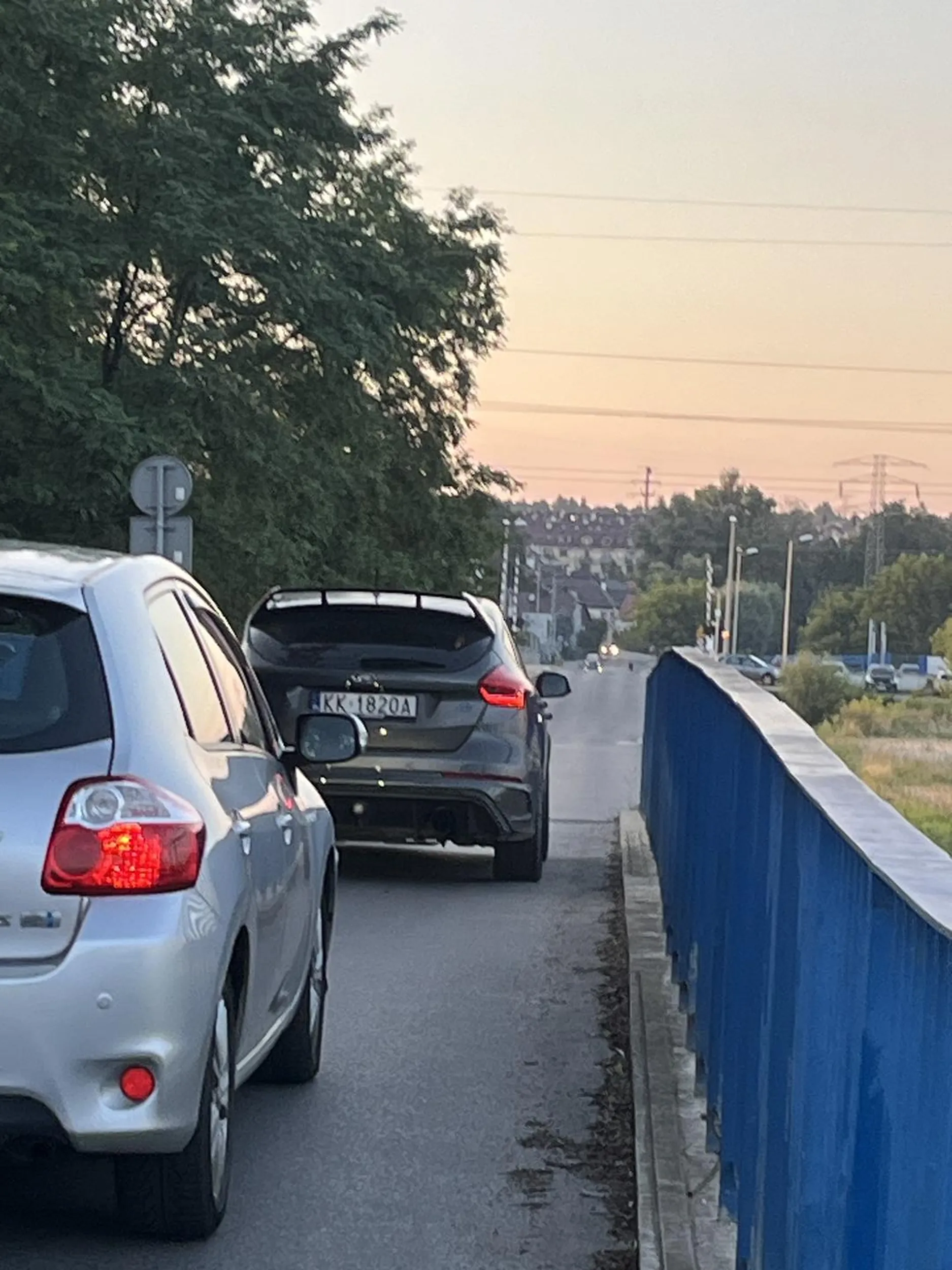 Kierowca zaatakował mnie gazem pieprzowym po tym jak dałem mu znać, że nie ustąpił pierwszeństwa na zwężeniu drogi (pierwszeństwo było po mojej stronie) i mijał mnie w bardzo niebezpieczny sposób. Całe szczęście na tyle nieudolnie, że sam wbiegł w rozpylony gaz... Kierowco Forda: 1. Gaz służy do obrony, nie do ataku 2. Zapukałem lekko (!) w auto żeby ci uświadomić że jeździsz niebezpiecznie 3. Popracuj nad formą, zrzuć trochę kilogramów, żeby mieć lepszy sprint 4. Panuj nad agresją 5. Mam nadzieje, że nie zapiekło za mocno...