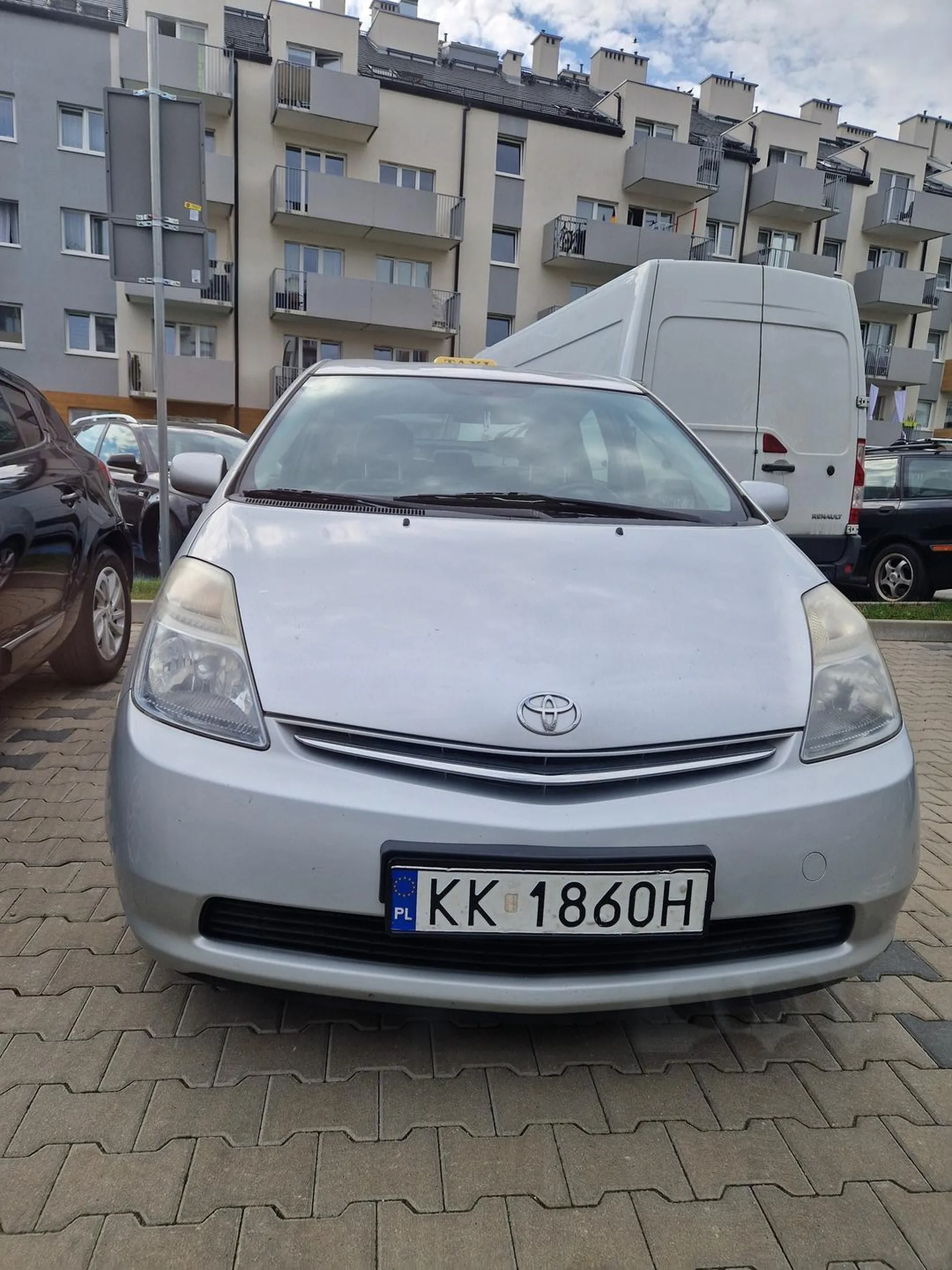 Złodziej prywatnego miejsca parkingowego pod blokiem we Wrocławiu na ulicy Drabika.