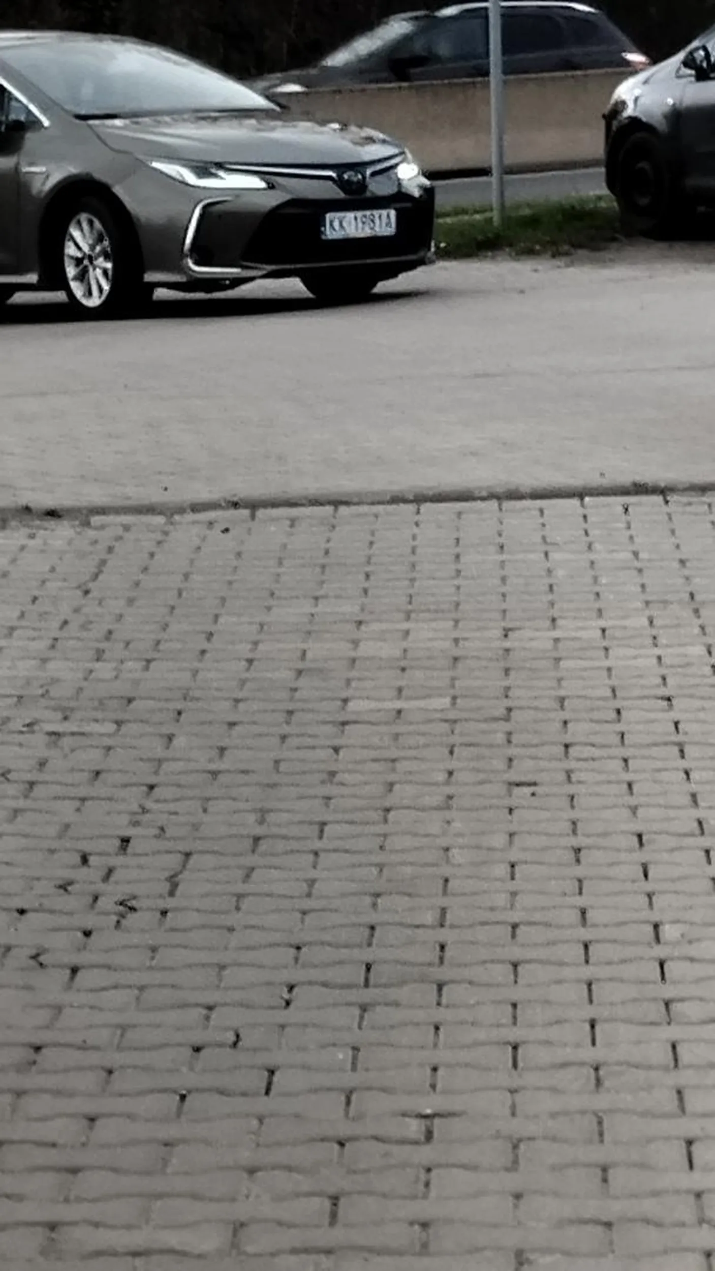 Stoi na środku przejazdu, gdybym chciała wyjechać, to nie wyjadę