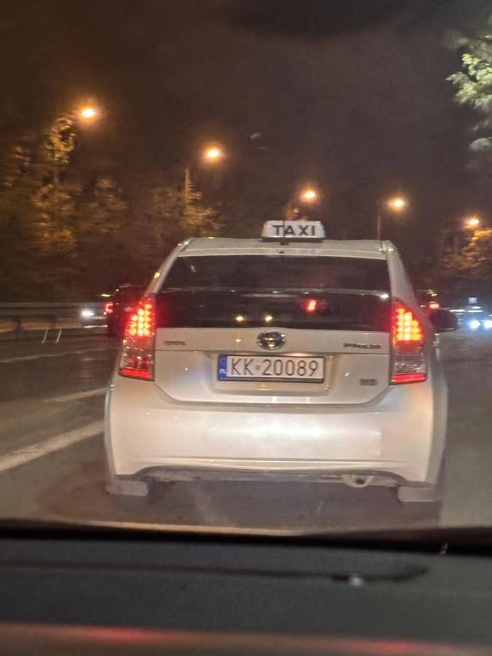 Chłop wymusza 2 razy pod rząd w przeciągu MINUTY Typical taksiarz bez mózgu