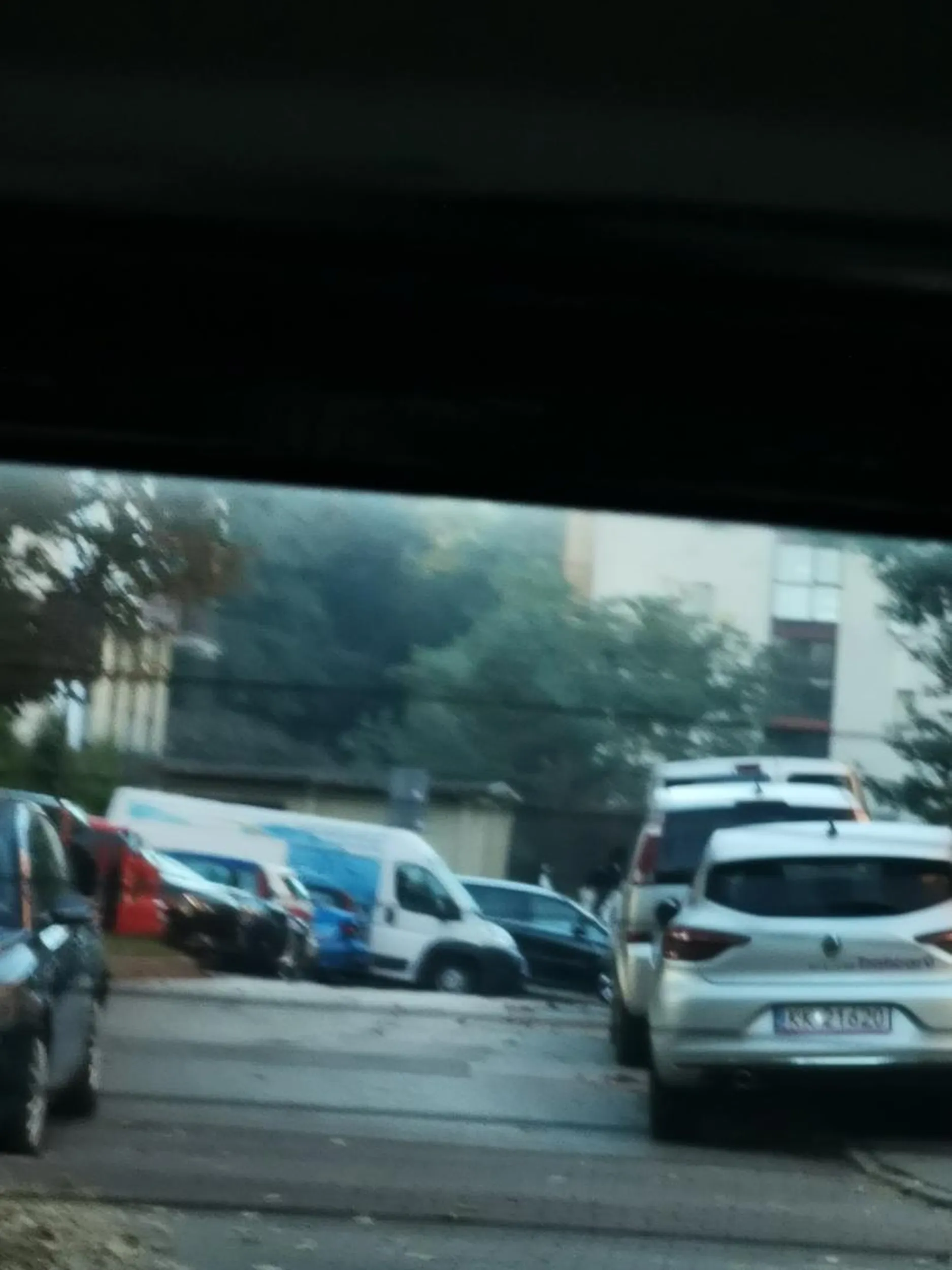 Przejazd na Krakowskim osiedlu zostawiony taki, że 9 osobowe auto ledwo się zmieściło